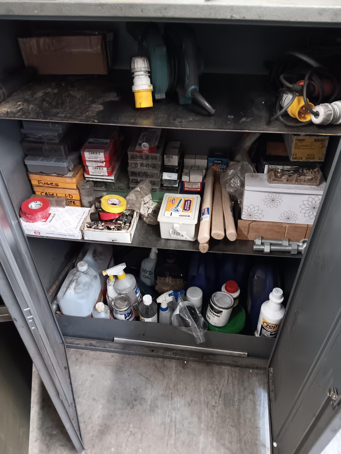 Steel cabinet and contents to include screws, paints, mallet handles, Makita UB1103 - Image 3 of 3