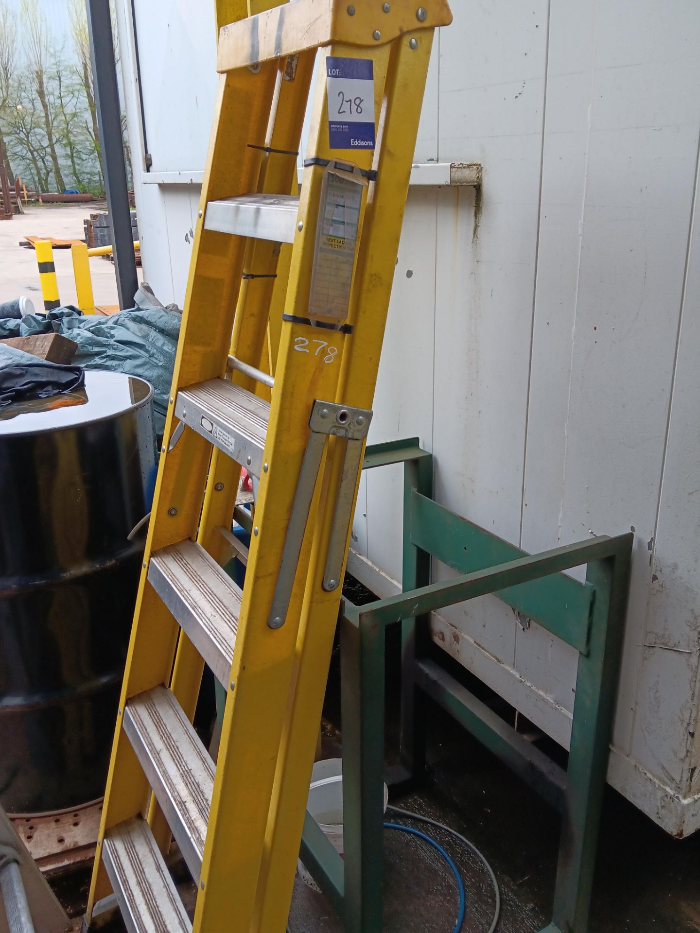 6 rung fibreglass stepladder