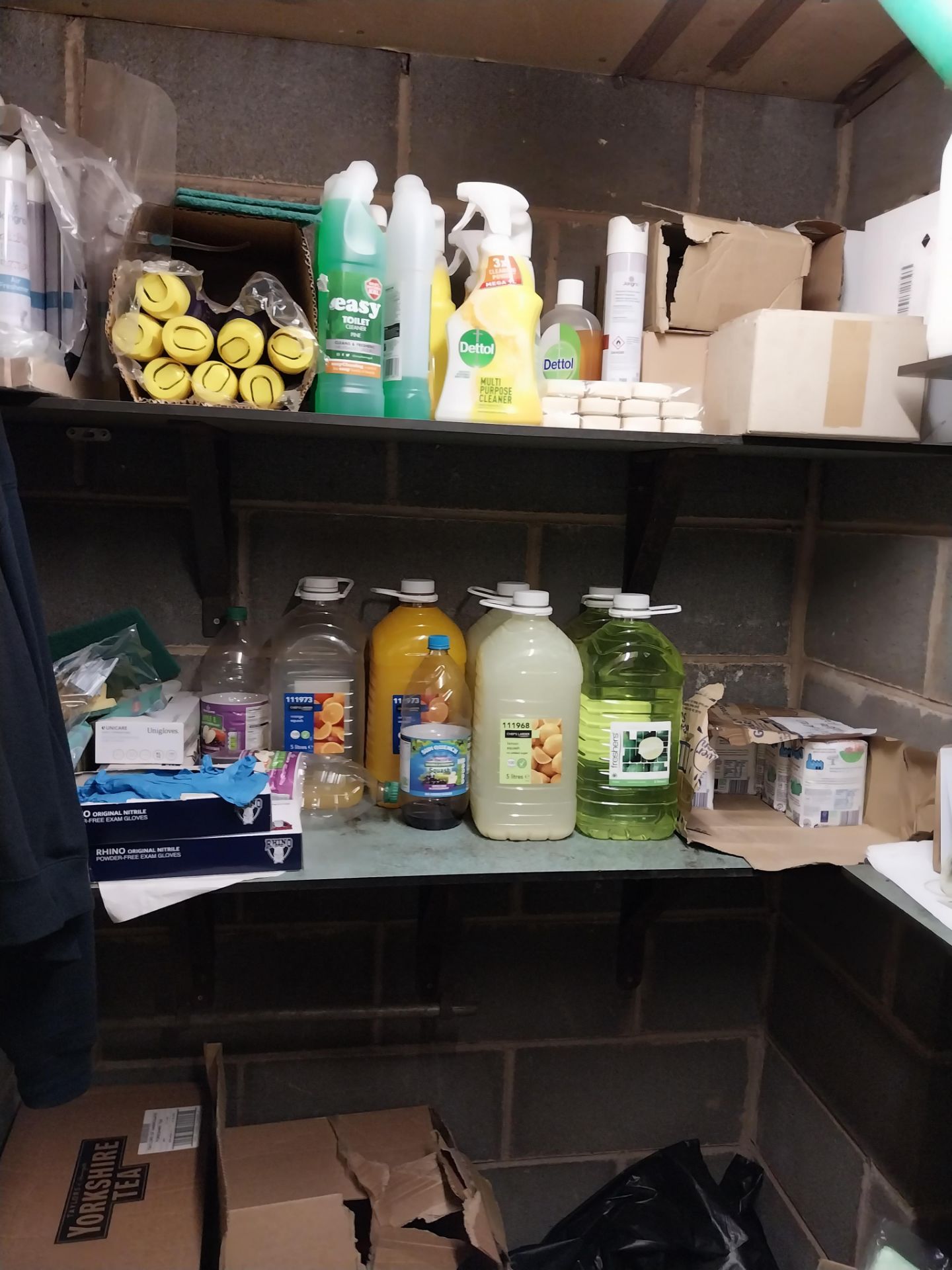 Contents of storage cupboard to include cleaning equipment, and pantry supplies - Bild 2 aus 3