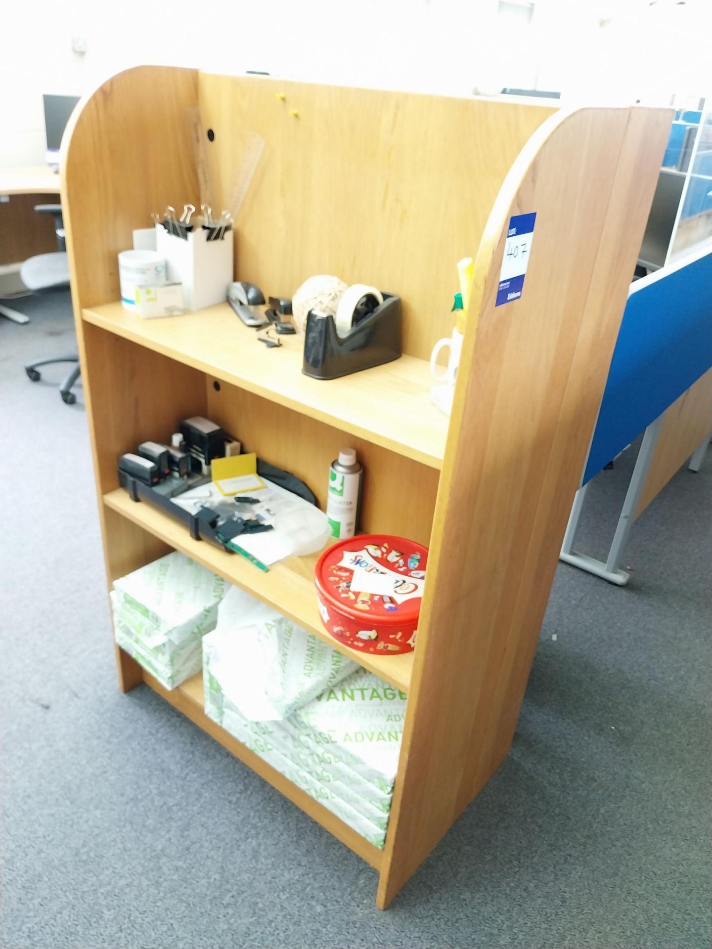 4 x oak effect bookshelves and 1 x curved topped shelving unit - Image 3 of 3