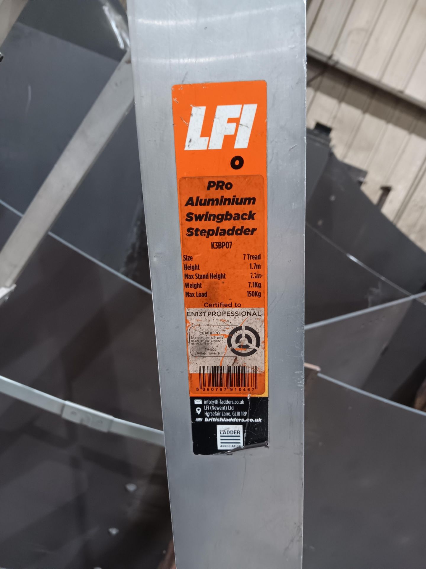 LFI Pro aluminium swingback stepladder 7 tread 1.7m - Image 3 of 4