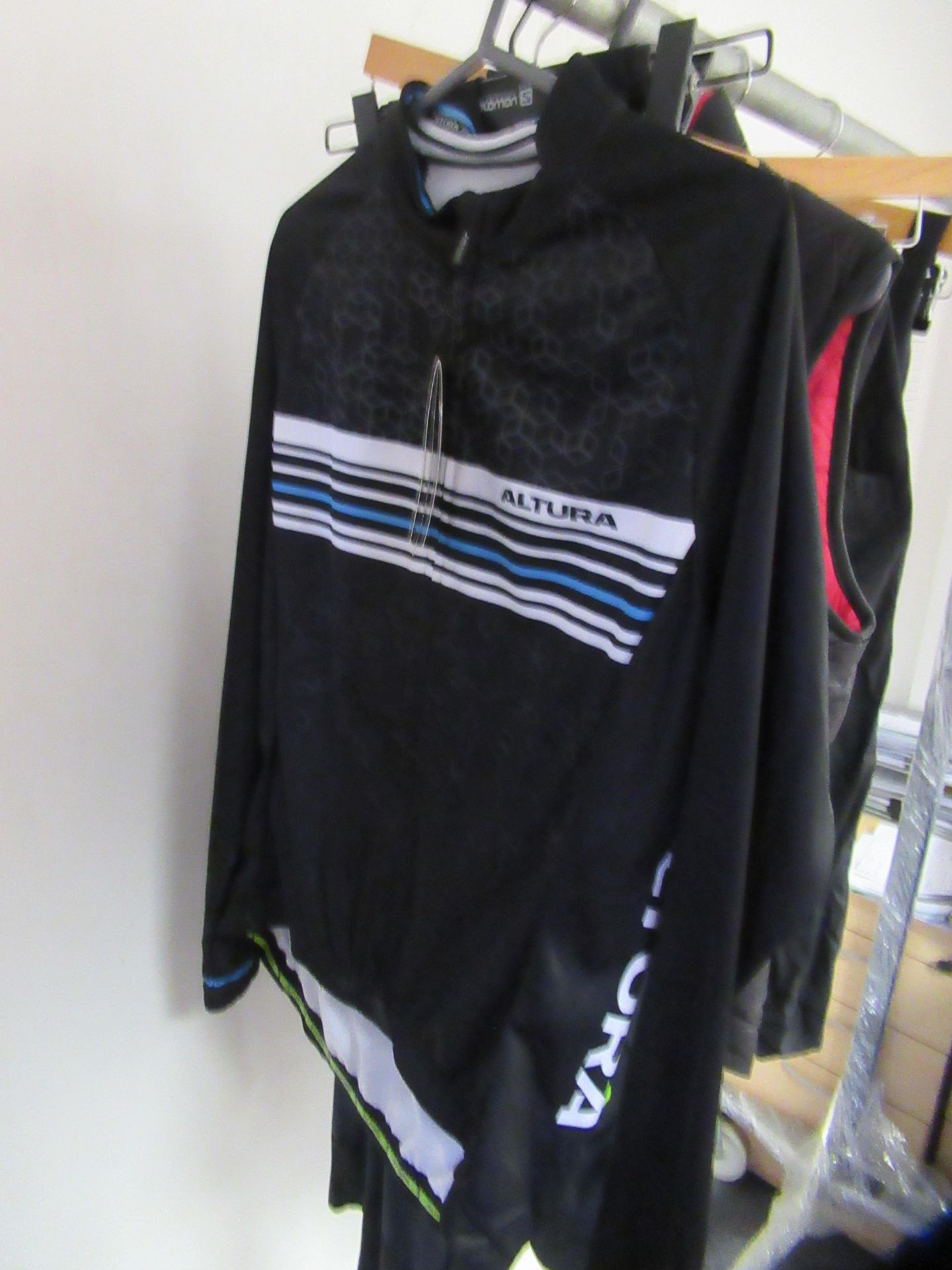 Various sizes of Womens Cycling Clothes - Image 3 of 8