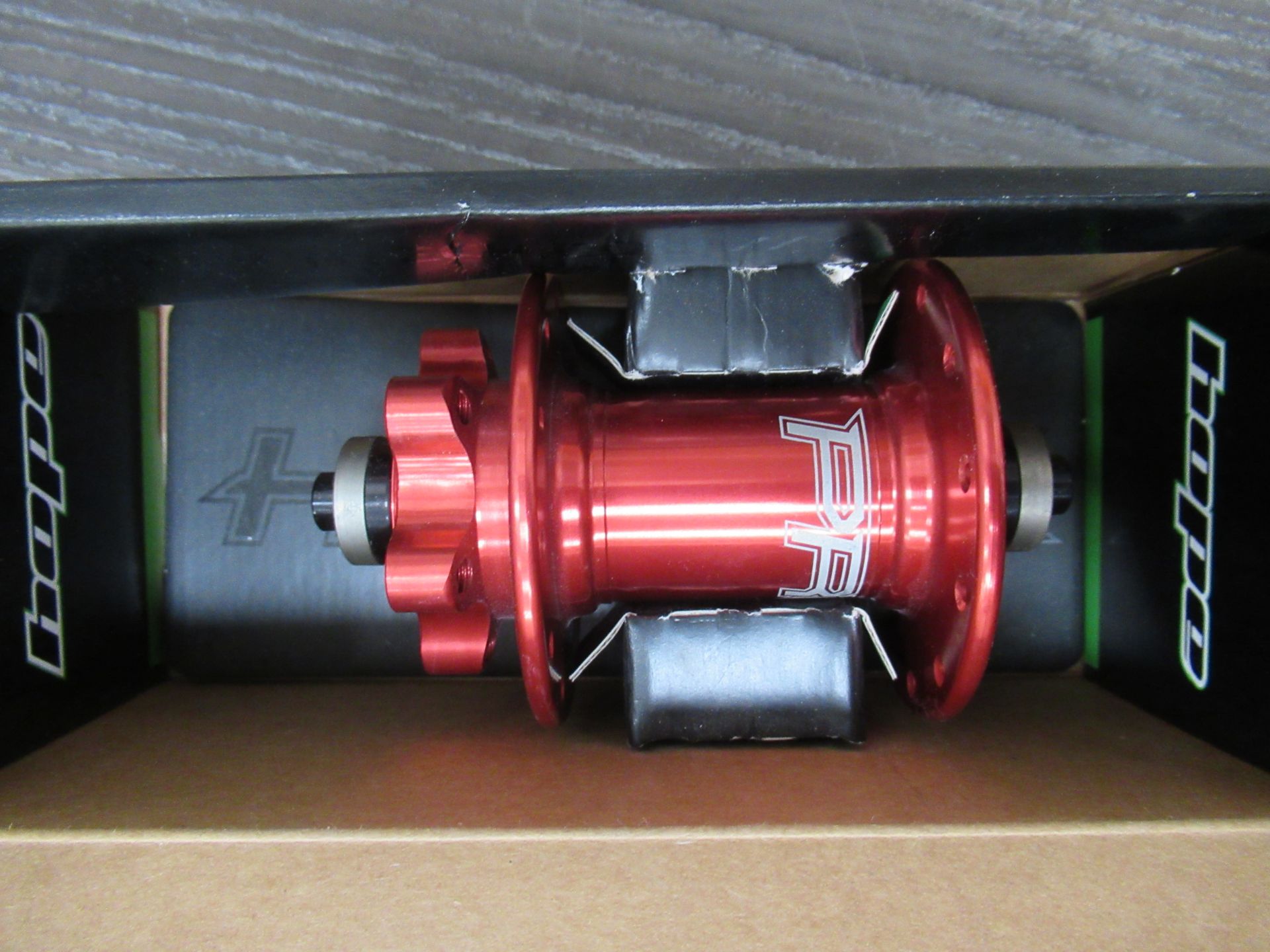 Hope Pro 4 Rear Hub 135mm - boxed (RRP£200) and a Hope Pro 4 Front Hub - boxed (RRP£67) - Image 5 of 5