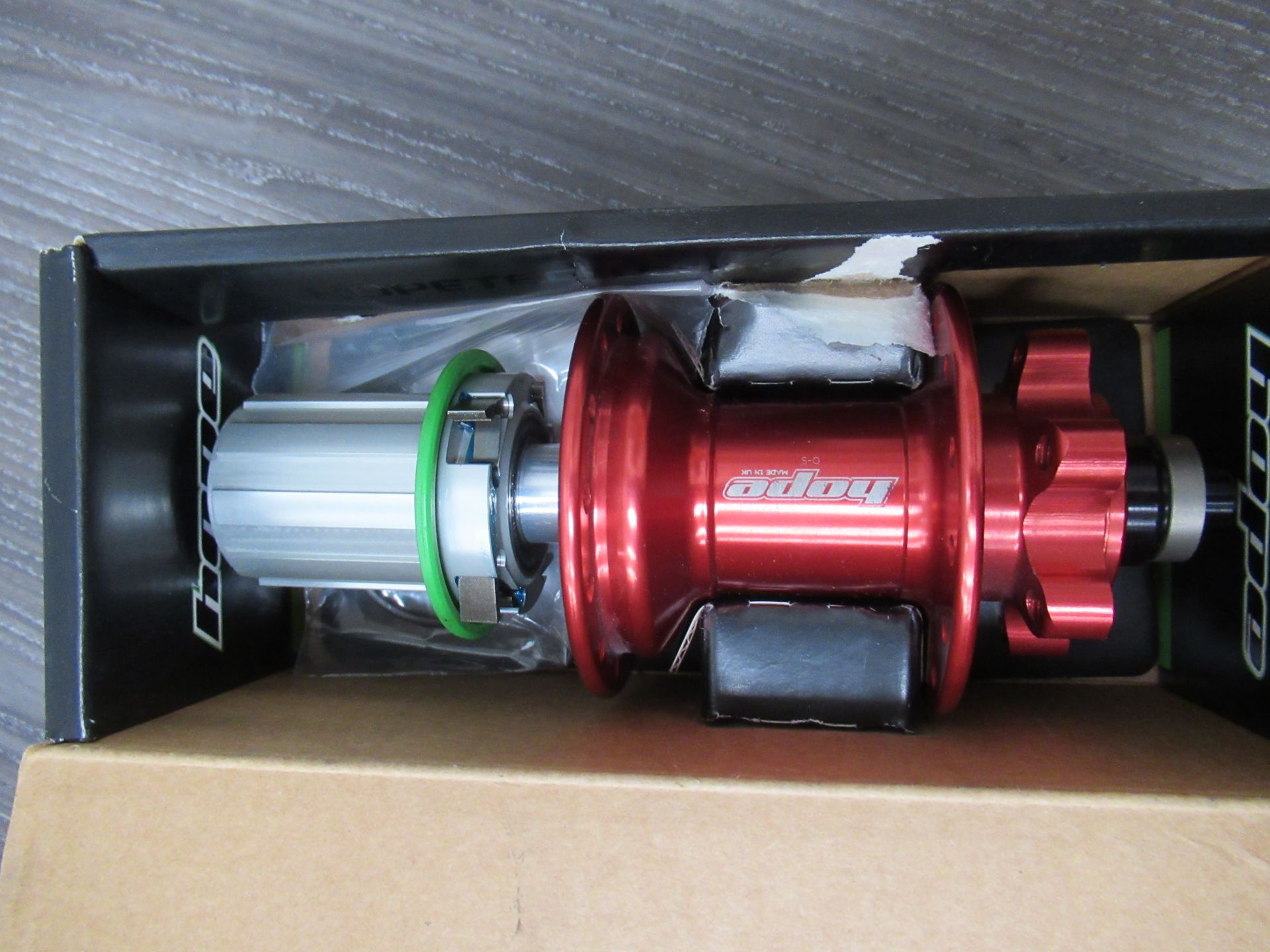 Hope Pro 4 Rear Hub 135mm - boxed (RRP£200) and a Hope Pro 4 Front Hub - boxed (RRP£67) - Image 3 of 5