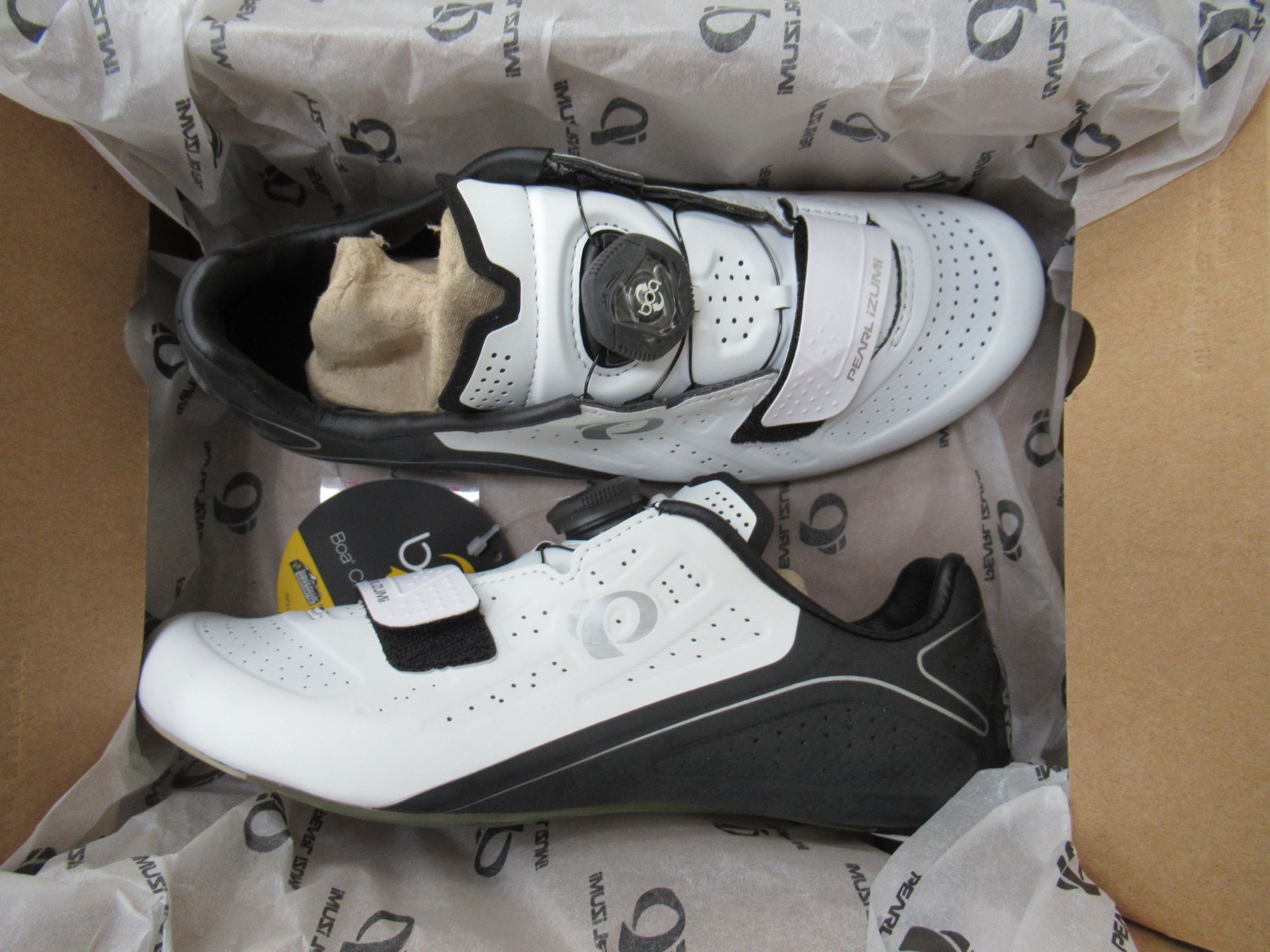 Pair of Pearl Izumi ladies cycling shoes (white/black) - boxed EU size 37 (RRP£179.9) - Image 4 of 4