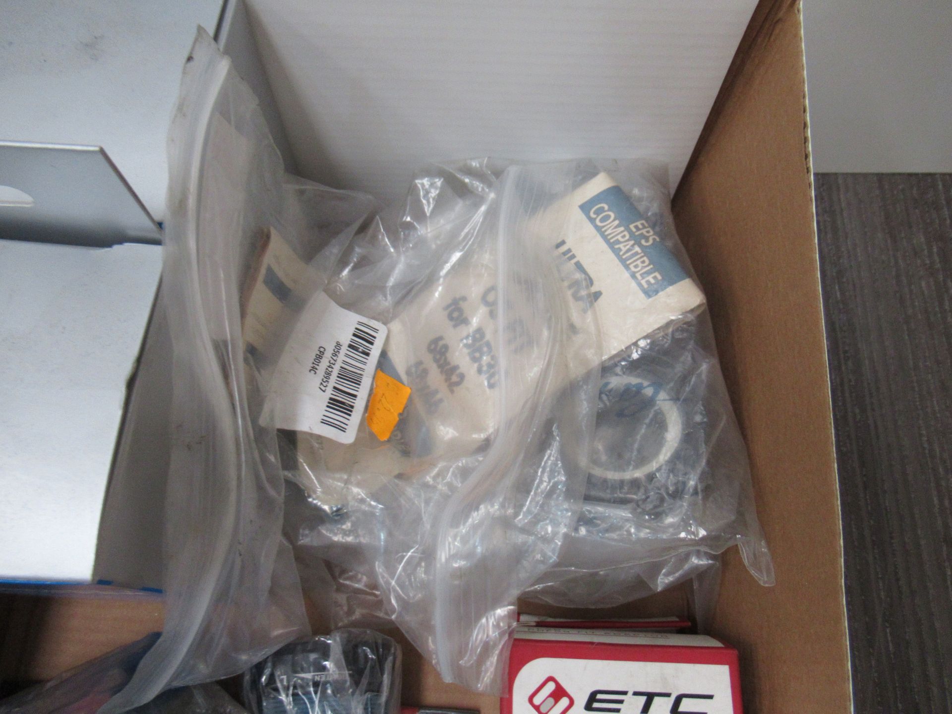 Box of assorted cycling parts to include oil funnel/stoppers, Shimano and FSA bearings etc. (total R - Image 4 of 4