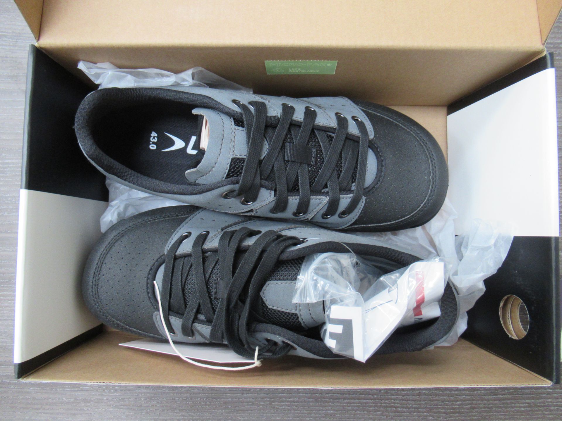 Pair of Lake MX169 cycling shoes (grey/black) - boxed EU size 43 (RRP£142) - Image 4 of 4