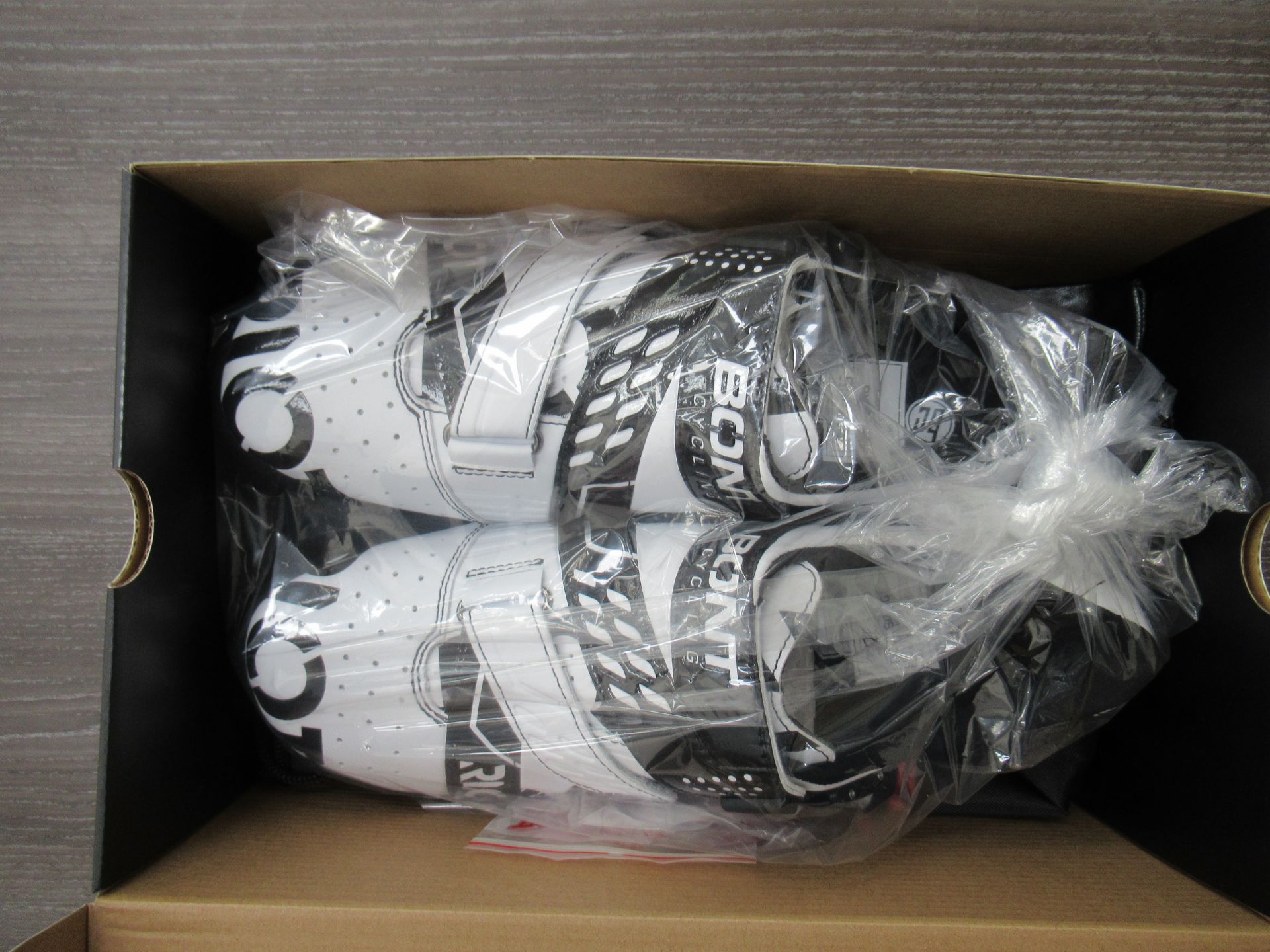 Pair of Bont Riot Buckle cycling shoes (white/black) - boxed EU size 45 (RRP£104.99) - Image 4 of 4