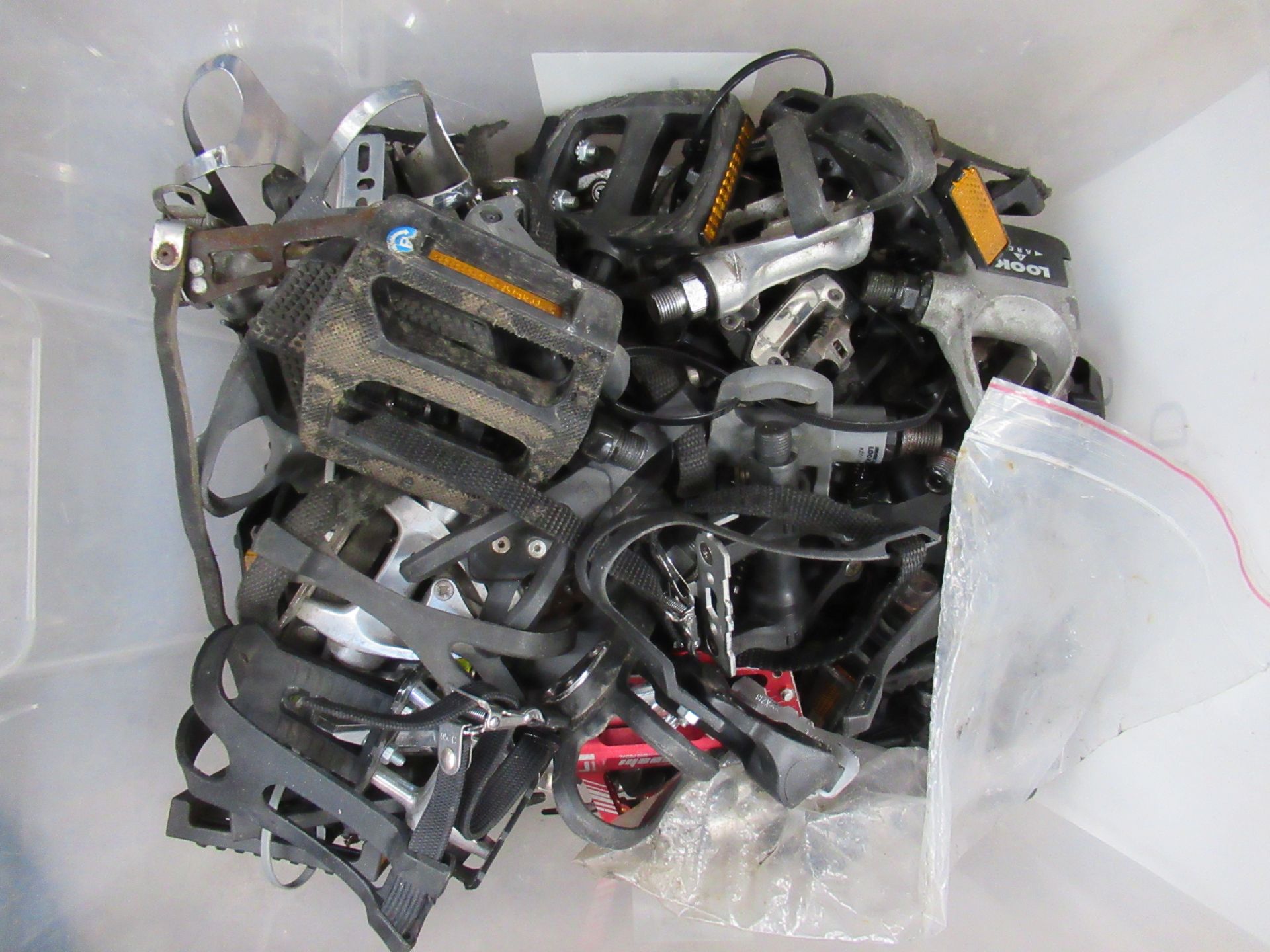 Box of used cycling pedals - Image 2 of 2