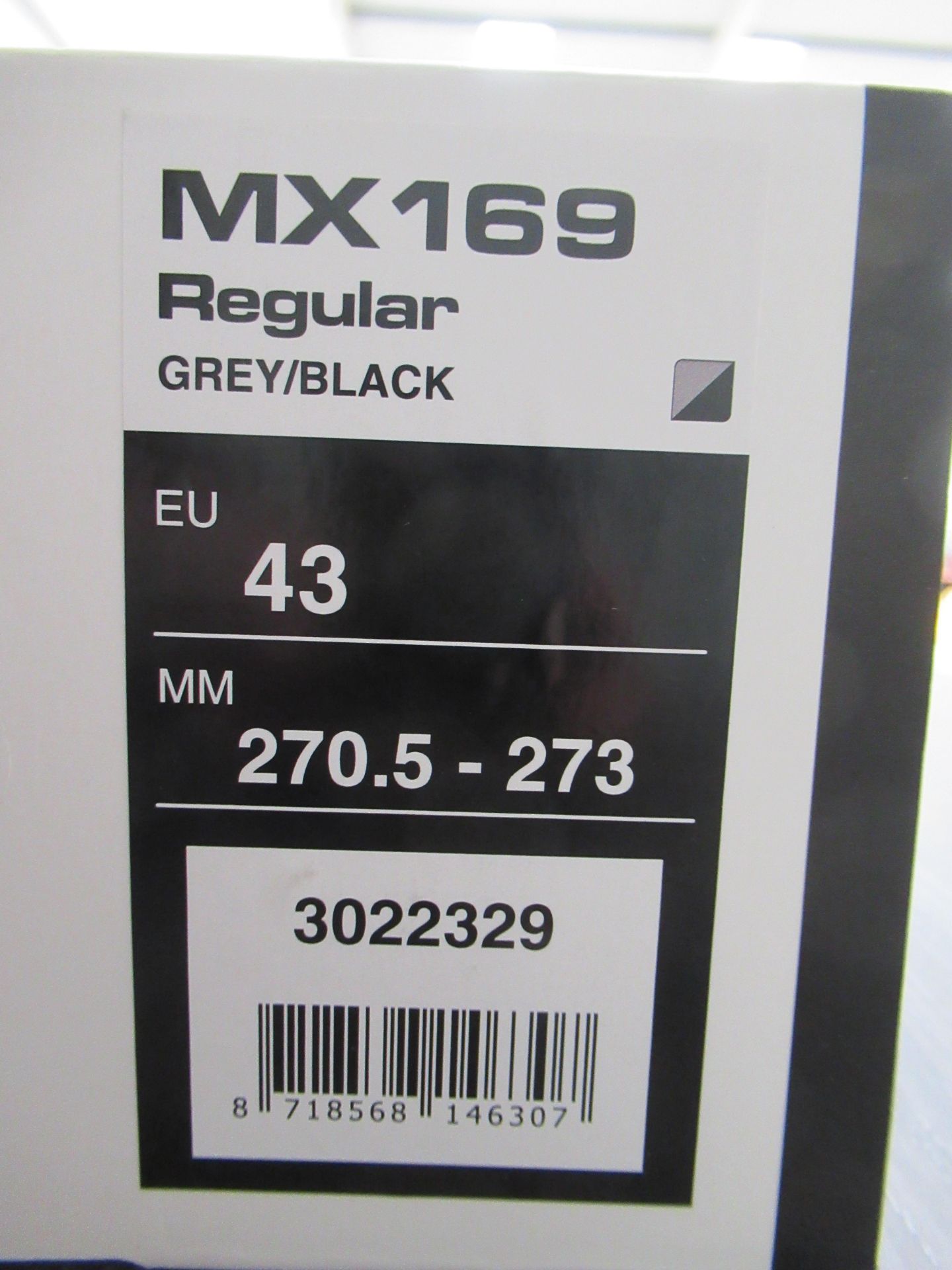 Pair of Lake MX169 cycling shoes (grey/black) - boxed EU size 43 (RRP£142) - Image 3 of 4