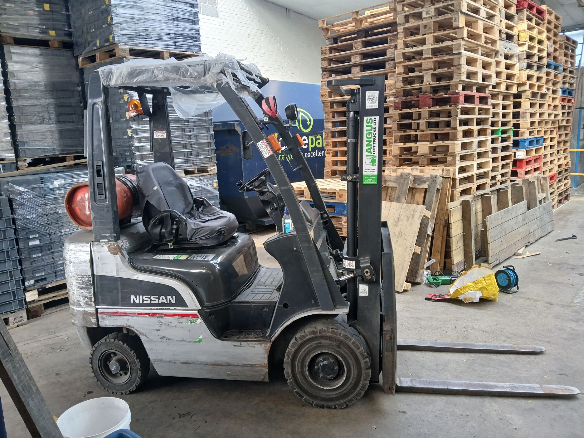 Nissan EBT P1F1 1,500kg capacity gas powered forklift truck, Serial Number P1F1-001804, Year 2009, - Image 3 of 5