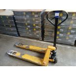 2,500kg capacity pallet truck