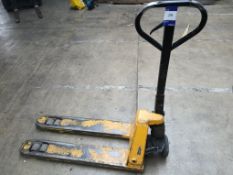 2,500kg capacity pallet truck