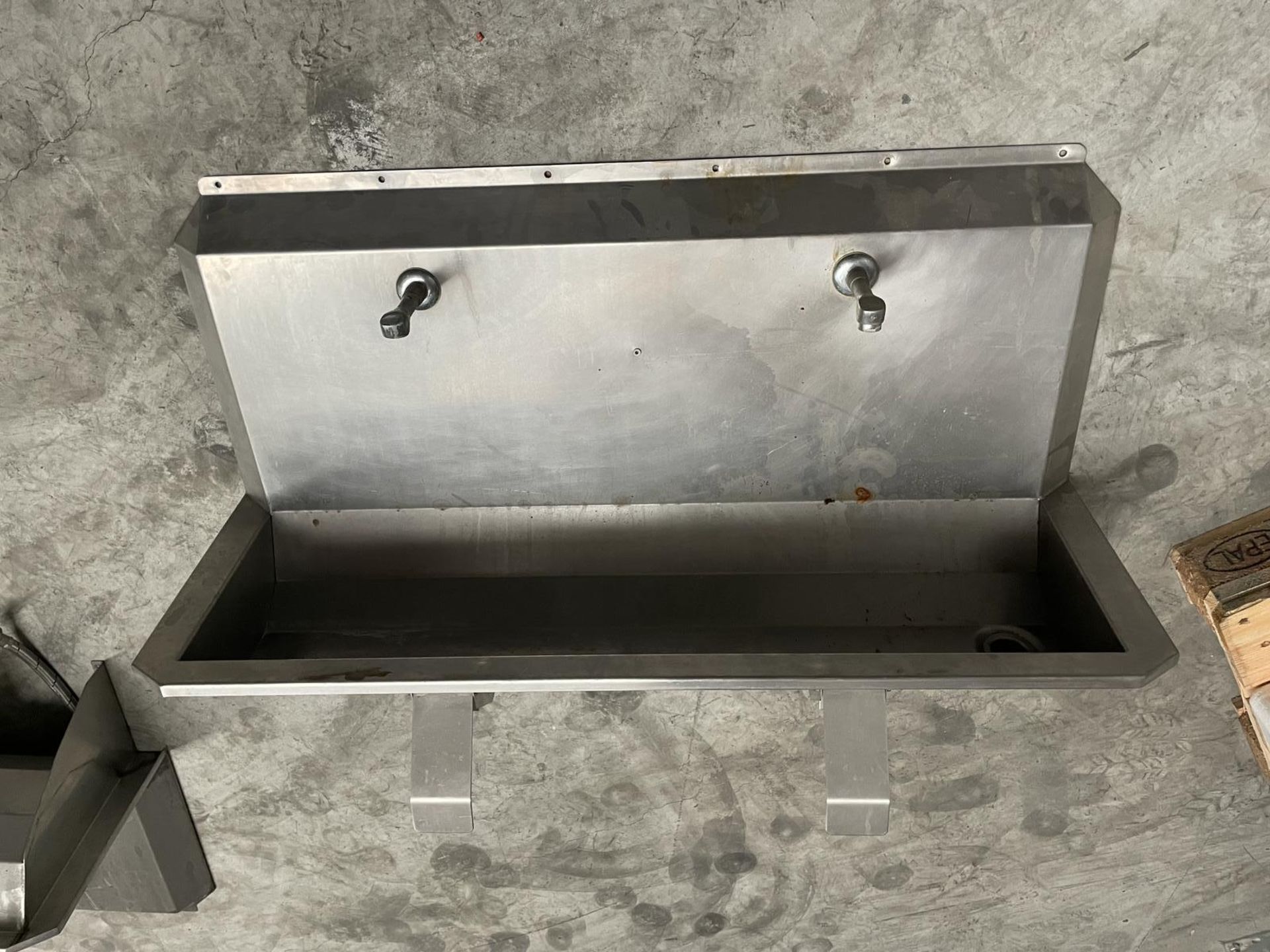 1 x Twin tap knee operated sink 1100 x 400 x 650 mm, 2 x single tap knee operated sinks (1 missing