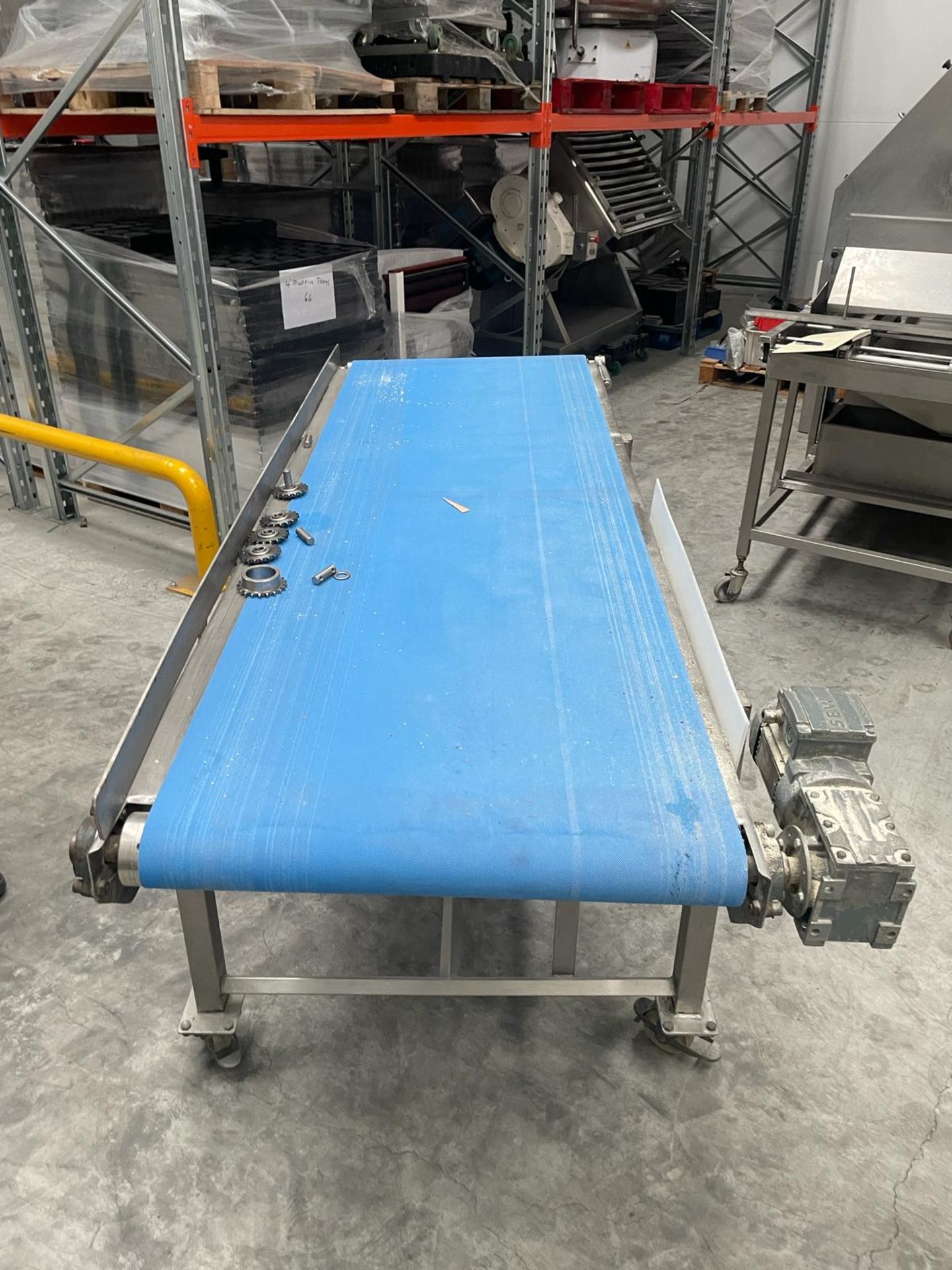 Driven product conveyor with twist incline for bread rolls. Mobile unit. 800 x 2500 mm. Please - Bild 2 aus 3