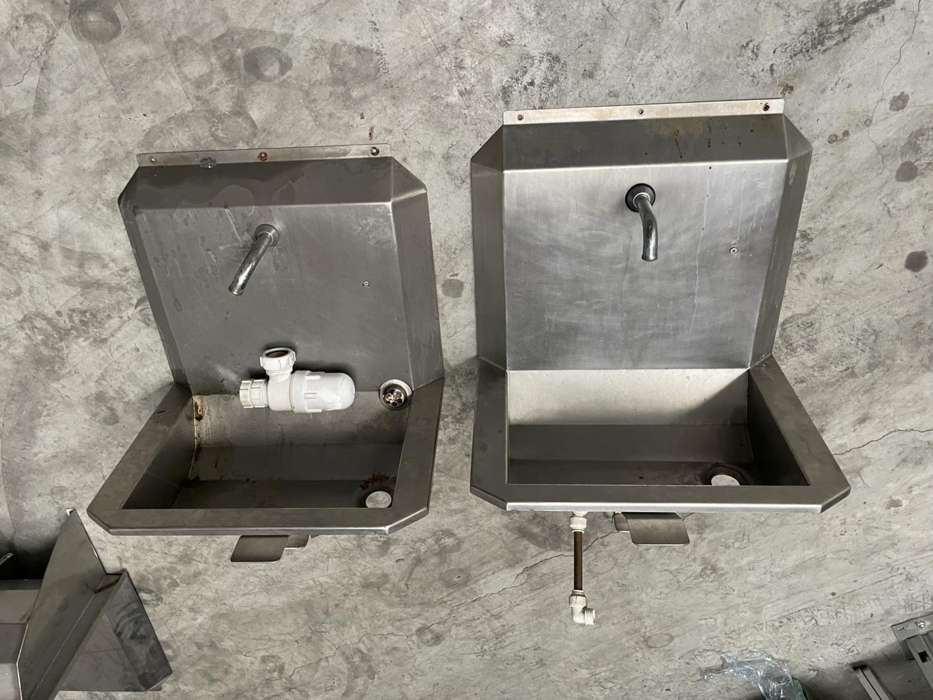 1 x Twin tap knee operated sink 1100 x 400 x 650 mm, 2 x single tap knee operated sinks (1 missing - Bild 4 aus 4