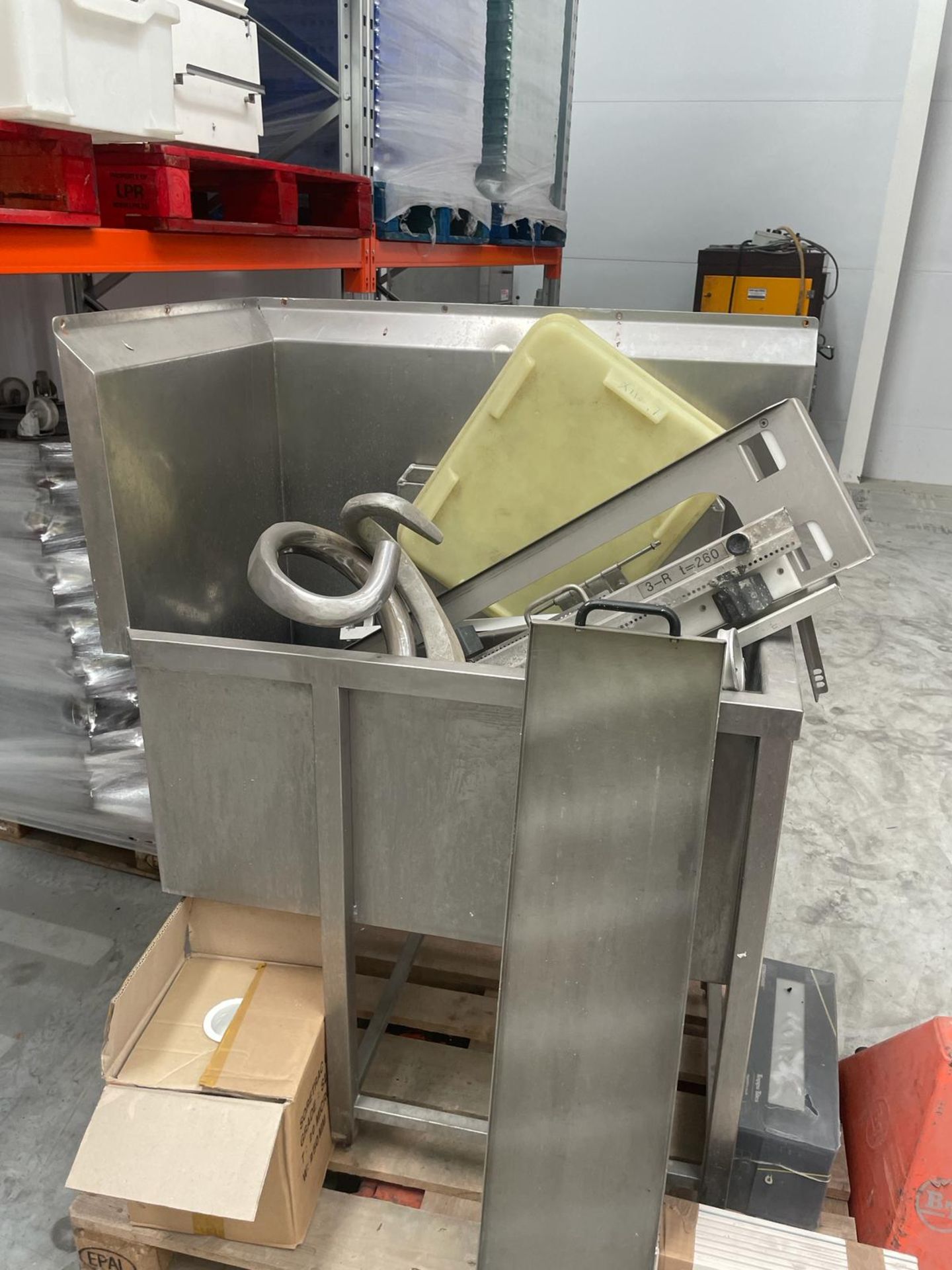 Stainless Steel Sink. Corner unit. Approx. 900 x 600 x 1300 mm. Please note this lot is located at - Bild 7 aus 8