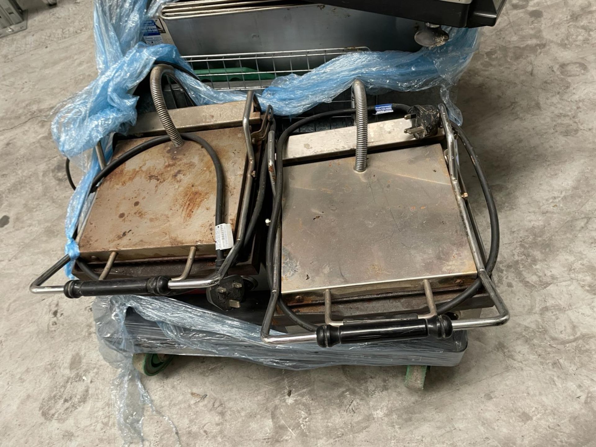 Buffalo 1 x Hot plate 1 x ridged griddle. 250 x 250 mm. Please note this lot is located at Unit