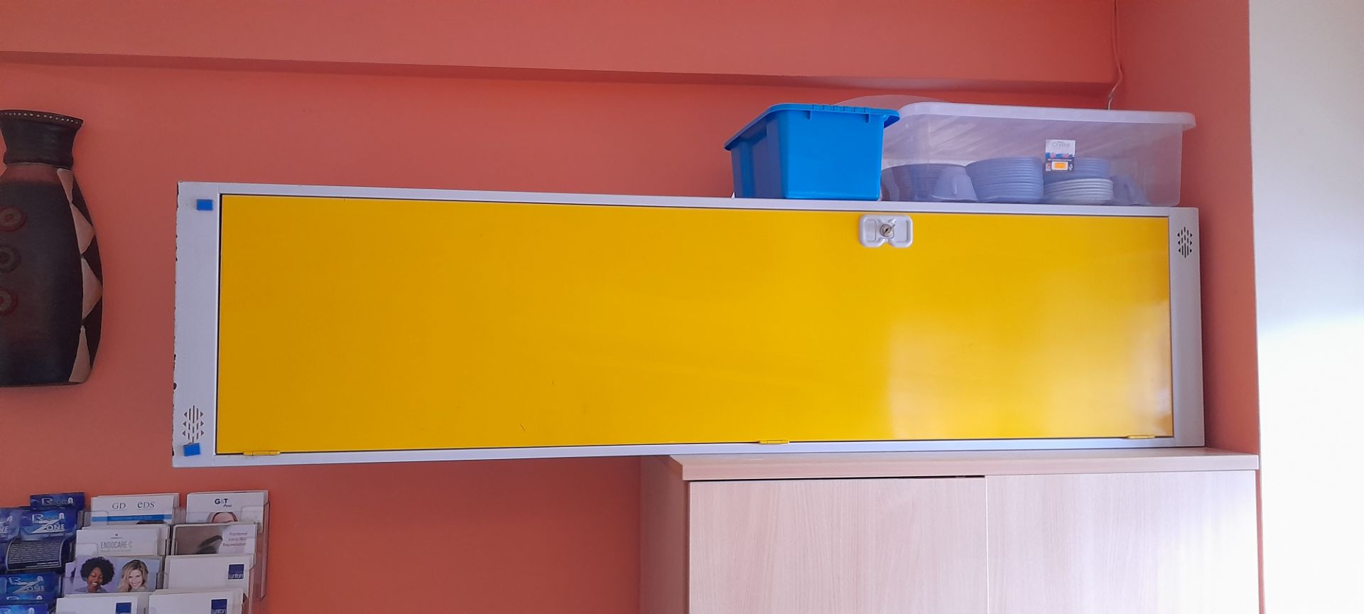 4 x coloured storage lockers with key, contents excluded - Image 4 of 4