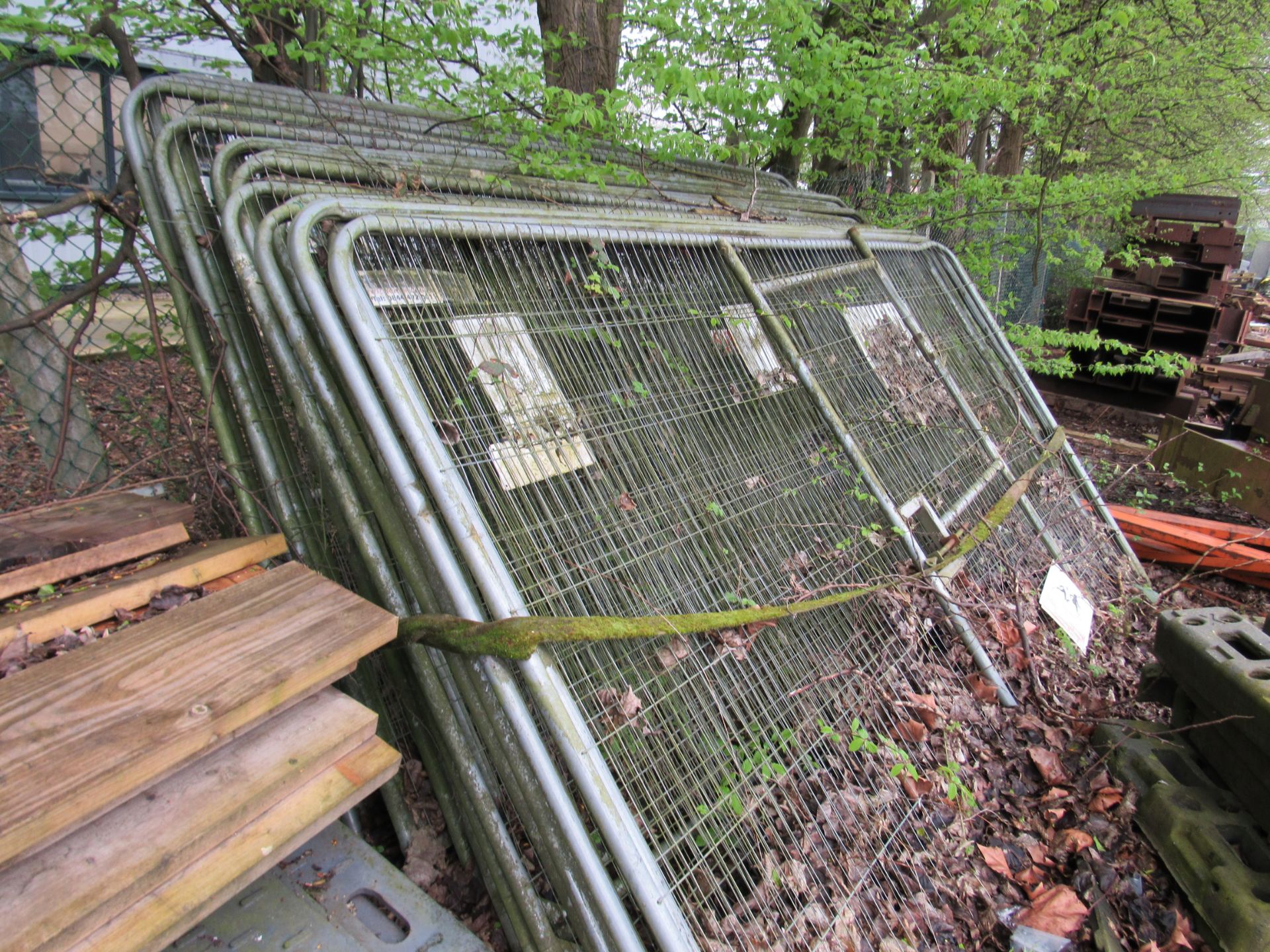 Approx 21 Heras fencing panels and quantity of rubber feet - Image 2 of 3