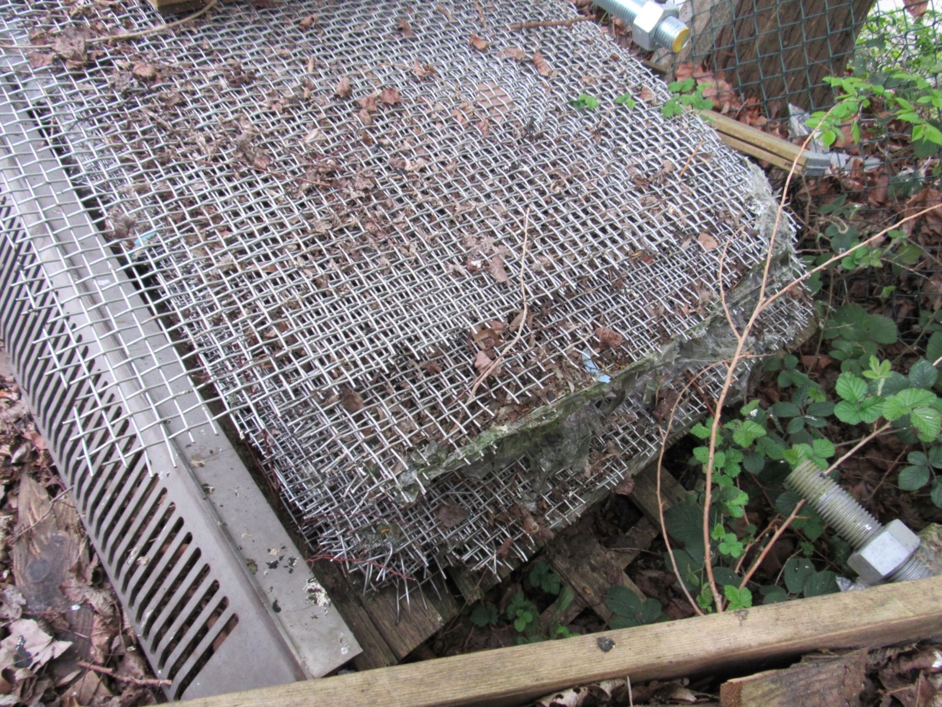 Quantity Stainless steel mesh, checker plate sheet and example steel work to pallet - Bild 3 aus 6