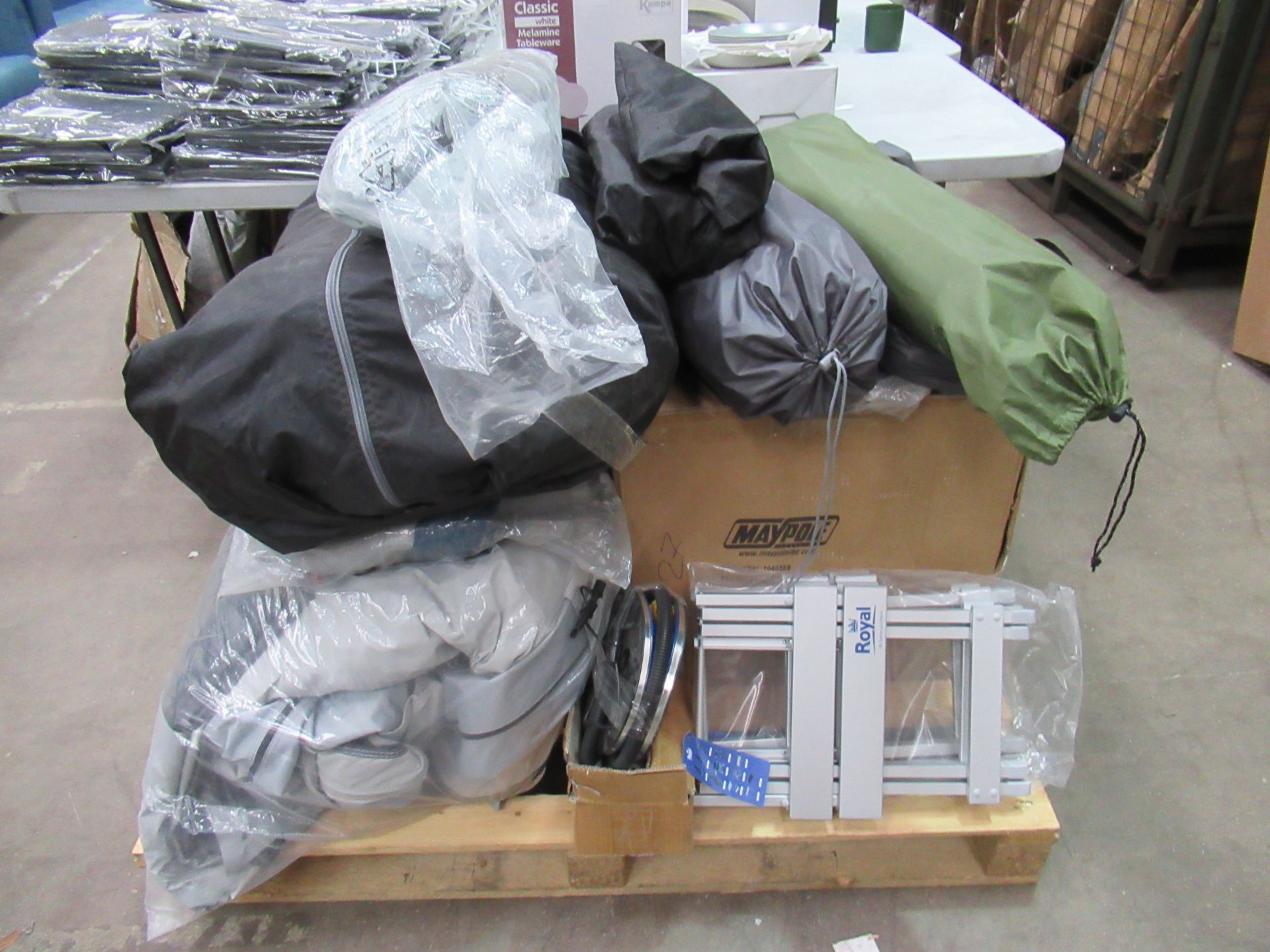 Miscellaneous lot to pallet, comprising assorted camping equipment, as lotted (Please note, - Image 2 of 8