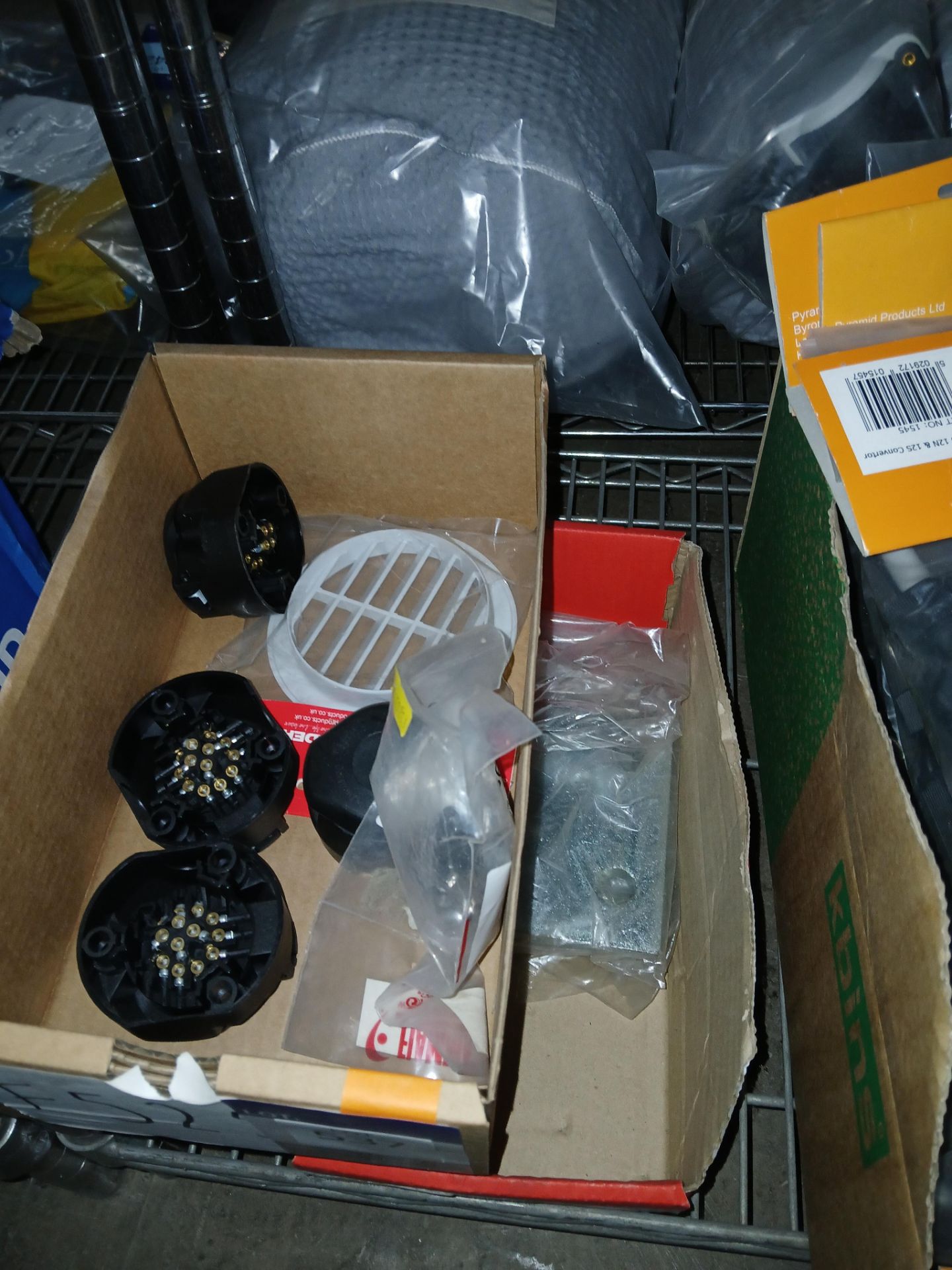 Assortment of accessories to 2 x boxes, as lotted (Please note, Viewing Strongly Recommended -