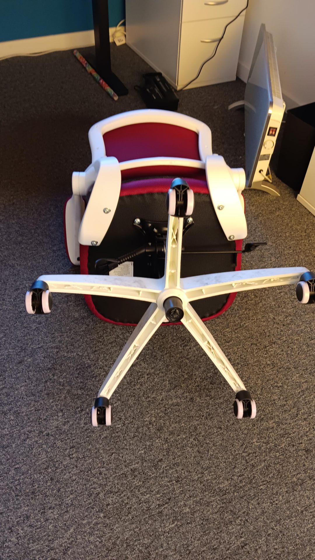 4 x red mesh back operators office chairs and 1 x black mesh operators chair – Located Twyford, - Image 2 of 4