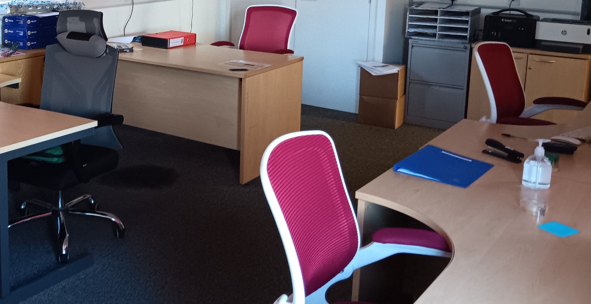 4 x red mesh back operators office chairs and 1 x black mesh operators chair – Located Twyford, - Image 3 of 4