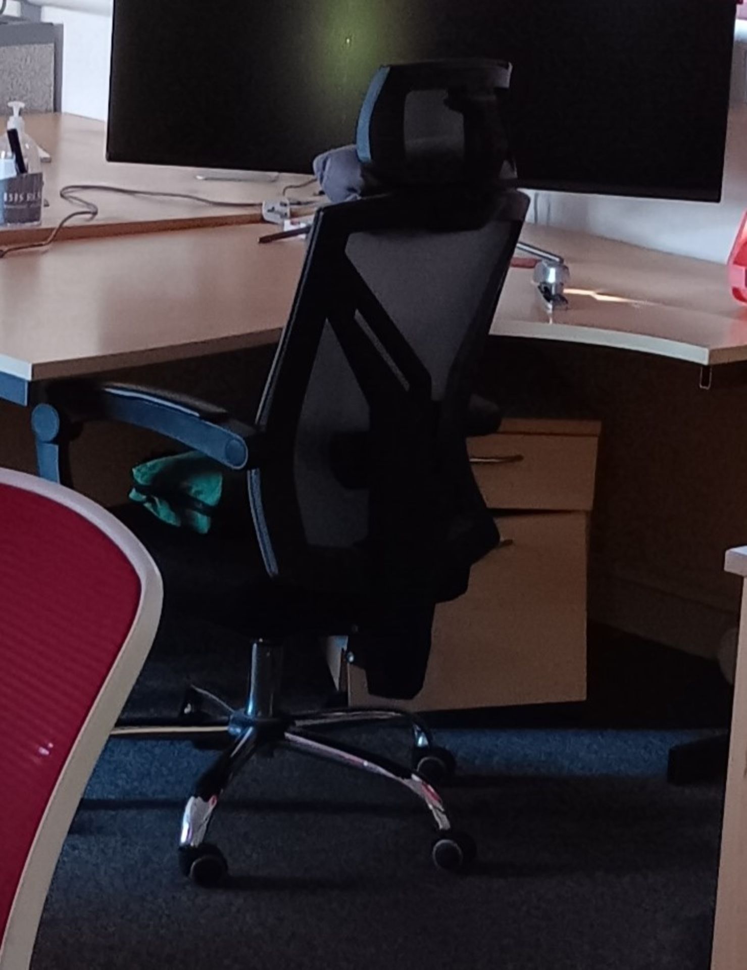 4 x red mesh back operators office chairs and 1 x black mesh operators chair – Located Twyford, - Image 4 of 4