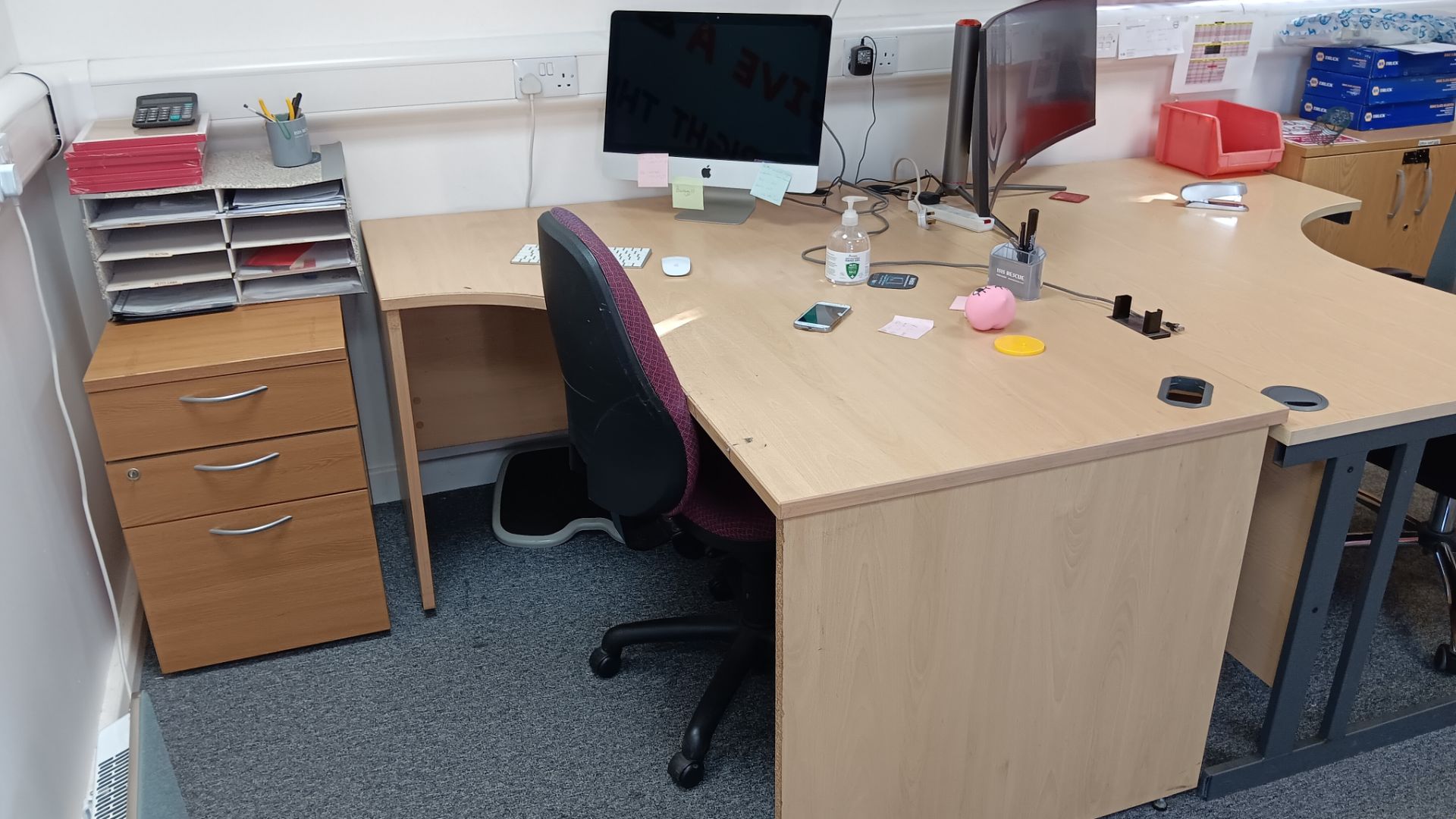 5 x office desks to include 2 x R/H, 2 x L/H and 1 x wave desk, 2 x under desk pedestals, 2 x twin - Image 6 of 12