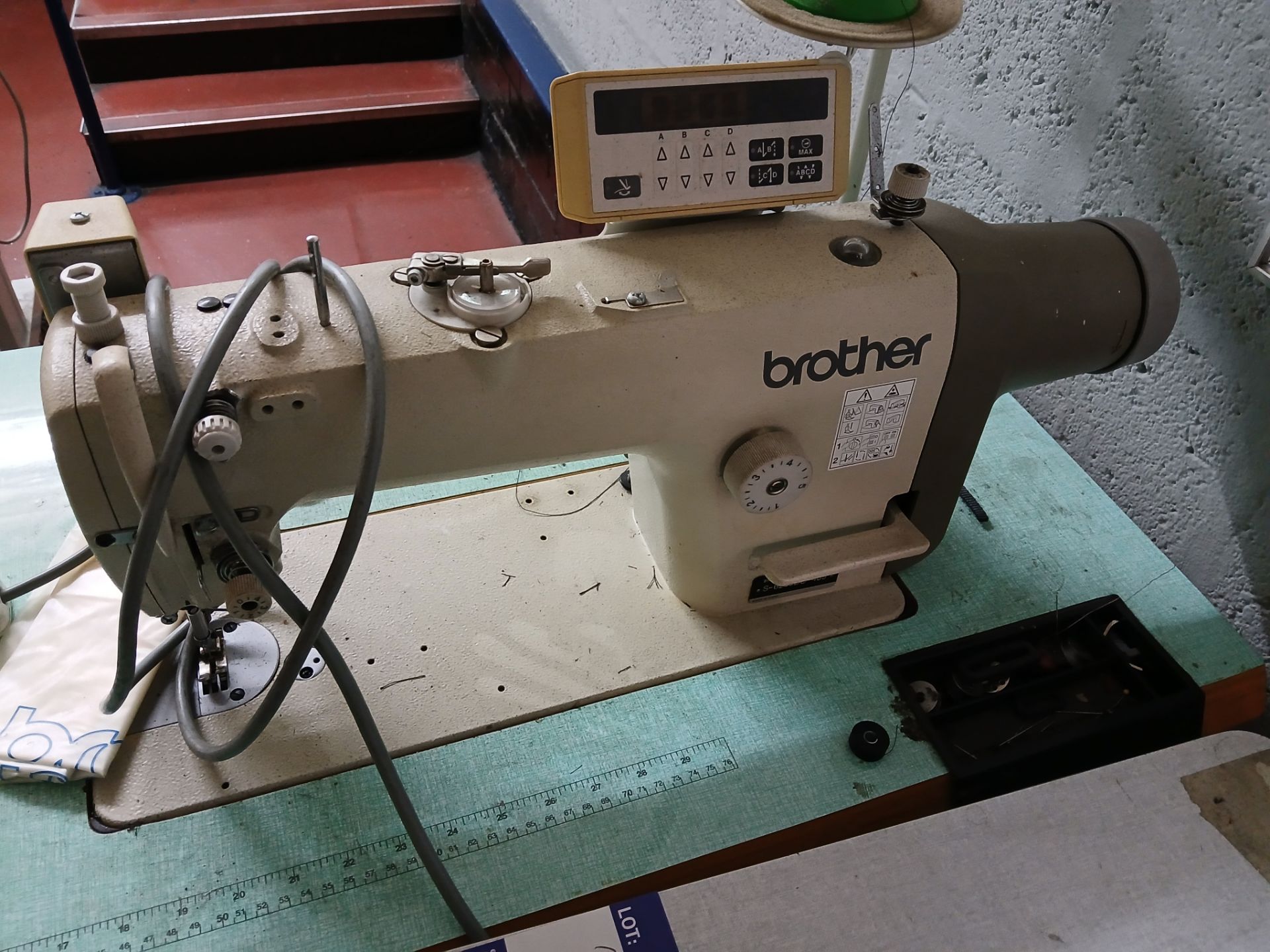 Brother S-6200DD-405 sewing machine 240v - Image 3 of 4