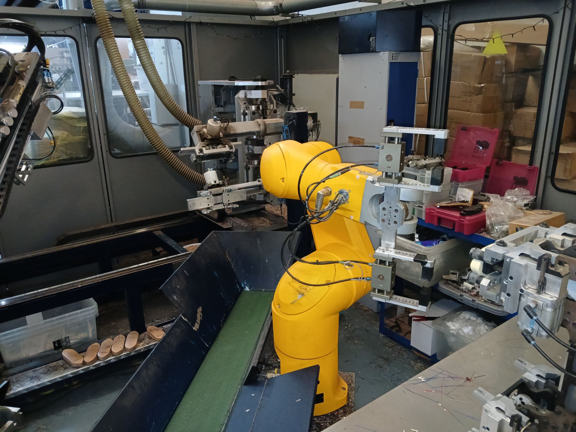 Boucherie TCU-CNC 5 axis robotic brush making machine, Serial number 1655 (2005) with Staubli TX90 - Image 8 of 23