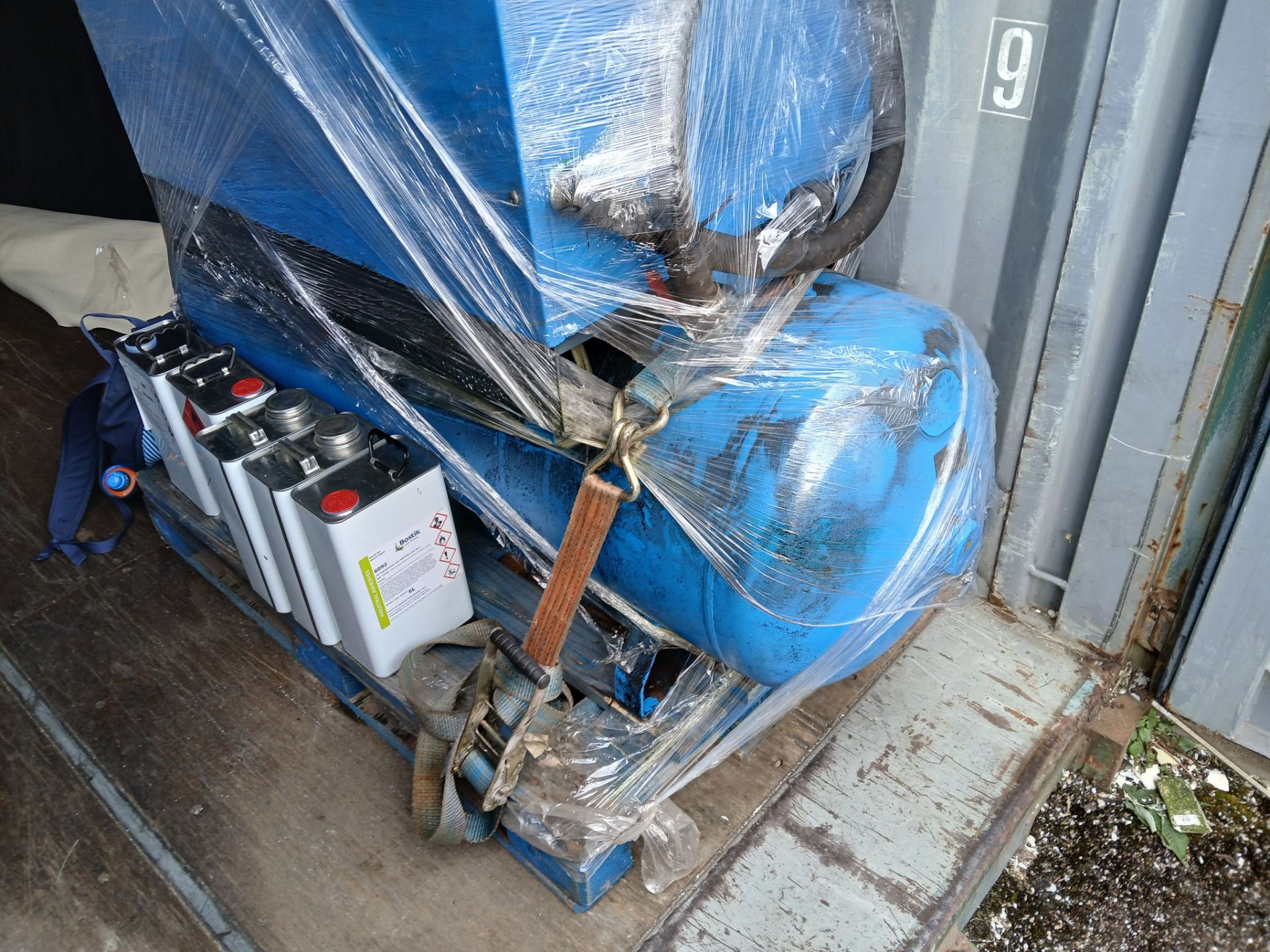 Worthington Creyssensac RLR550AM7T/300L packaged air compressor with floor mounted air recover - Bild 3 aus 3