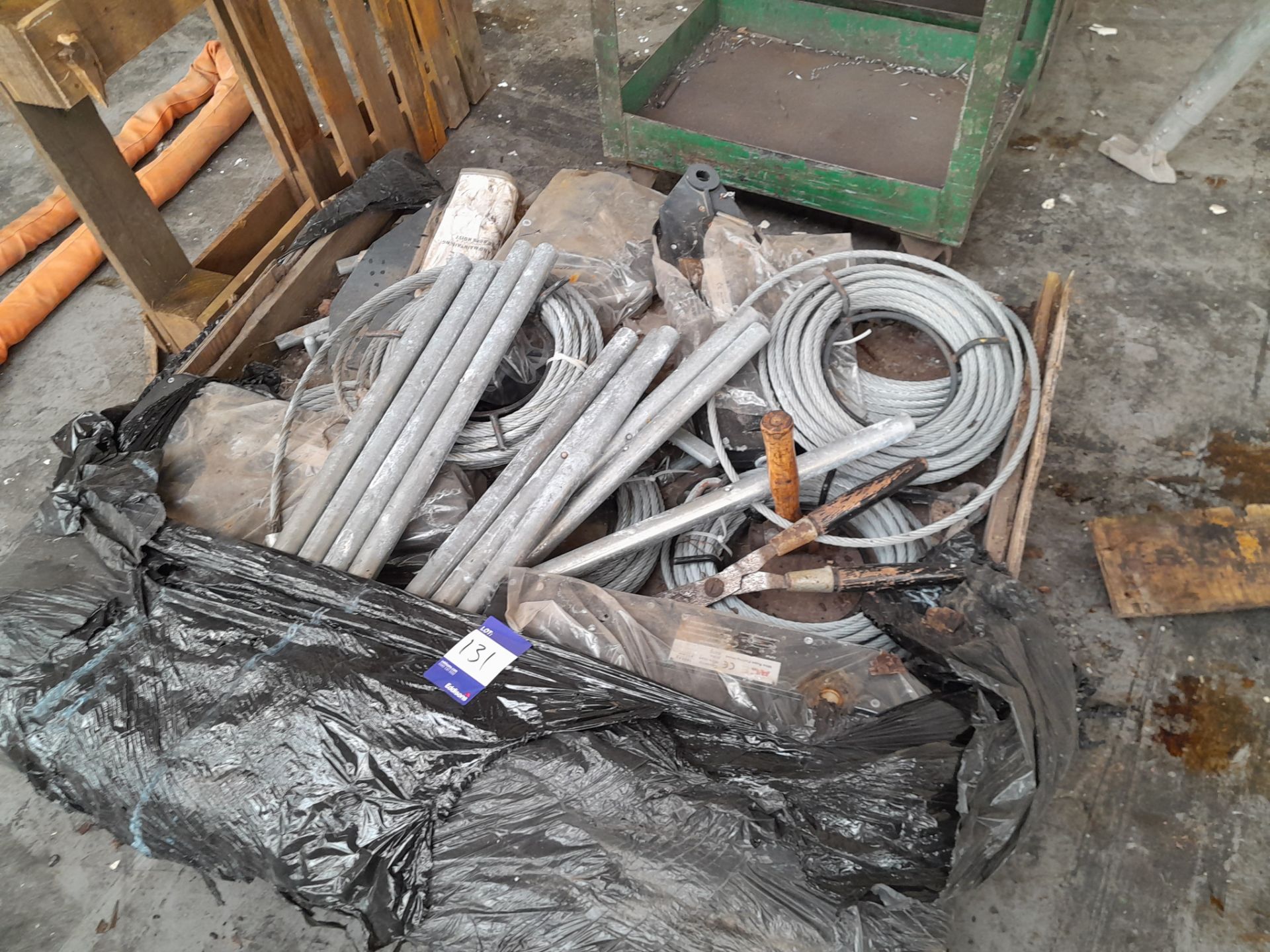 Quantity of wire rope pulling hoists to pallet