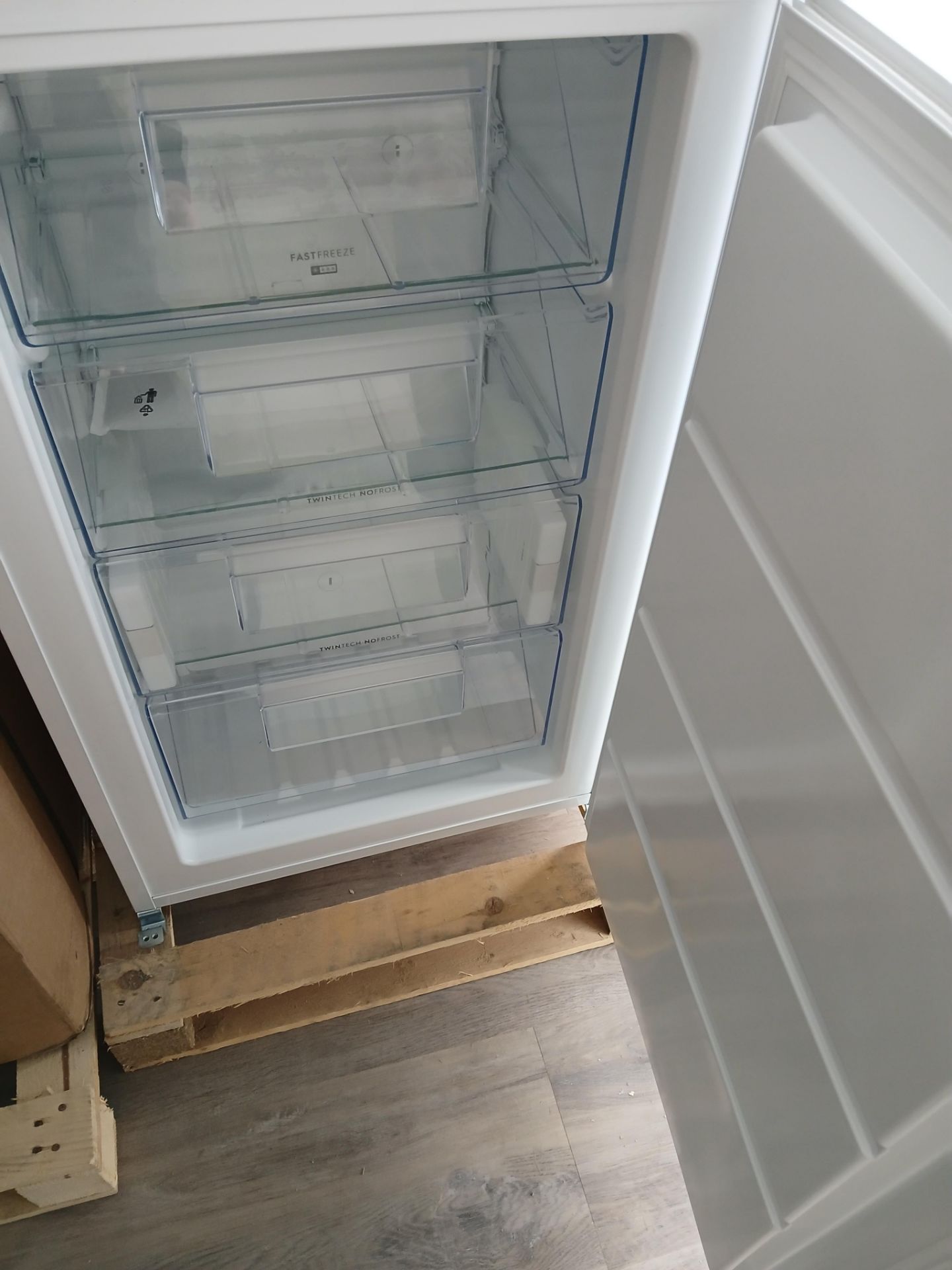 Zanussi ZNNN18FS5 Fridge Freezer (Please note, Viewing Strongly Recommended - Eddisons have not - Image 4 of 5