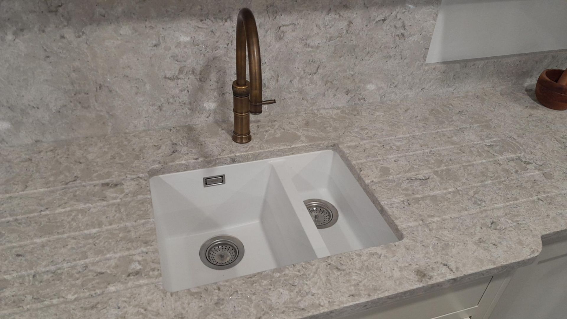 Belgravia Ex Display In frame shaker kitchen to include Schock dual basin undermounted sink, - Image 7 of 9