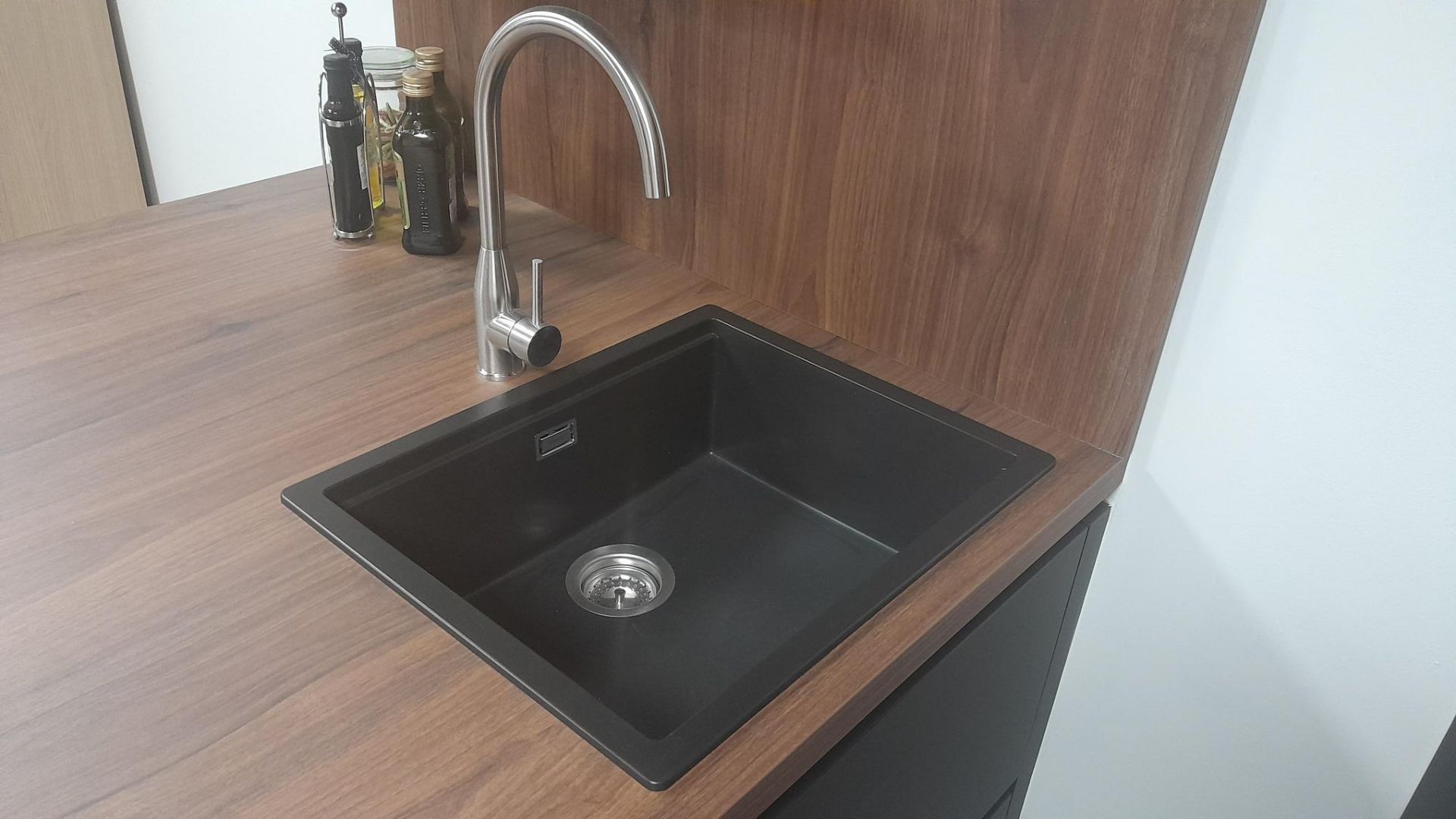 Hacker Top Soft Black and Walnut handleless ex display kitchen, with Schock undermount sink and tap. - Image 5 of 7