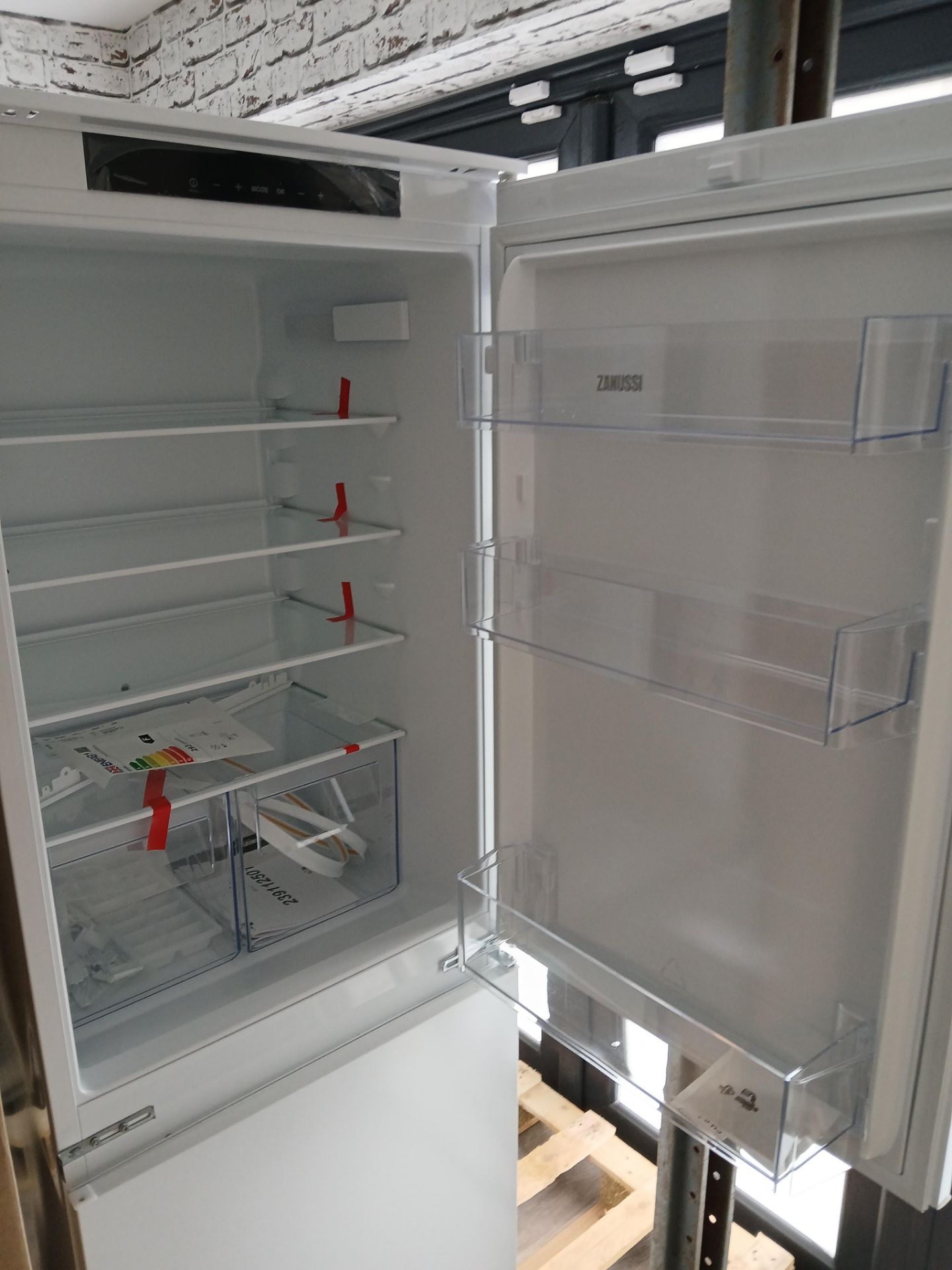 Zanussi ZNNN18FS5 Fridge Freezer (Please note, Viewing Strongly Recommended - Eddisons have not - Image 2 of 5