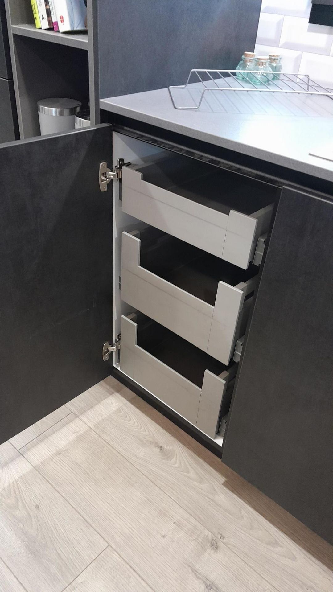 Hacker Comet Putty Concrete Black ex display kitchen to include Neff S195HCX26G integrated - Image 9 of 13