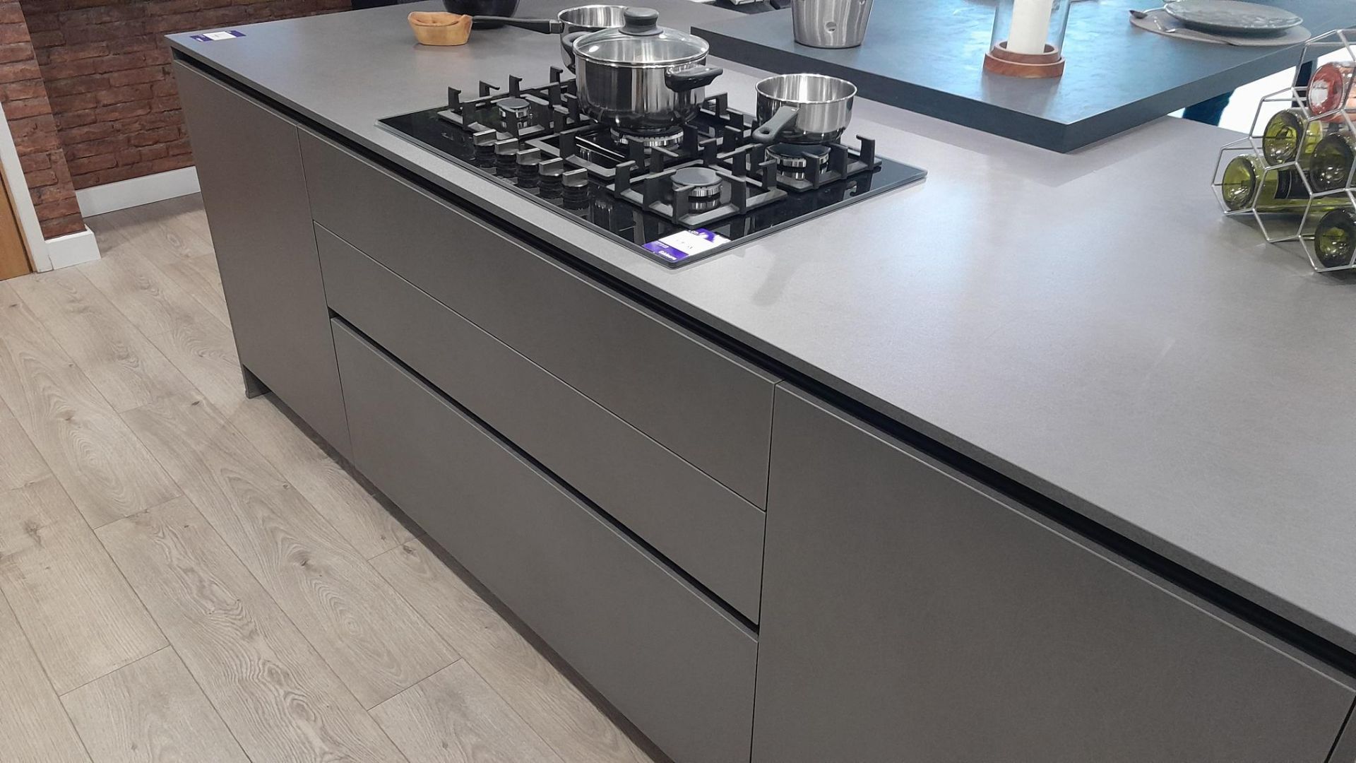 Hacker Comet Putty Concrete Black ex display kitchen to include Neff S195HCX26G integrated - Image 5 of 13