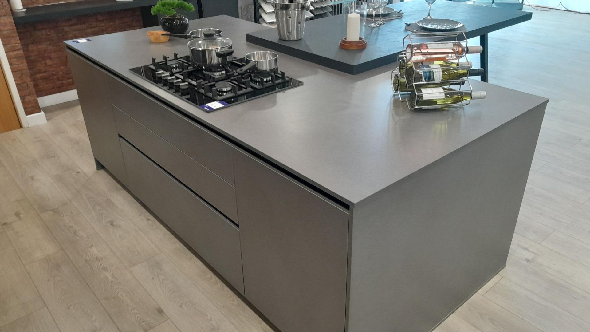 Hacker Comet Putty Concrete Black ex display kitchen to include Neff S195HCX26G integrated - Image 3 of 13