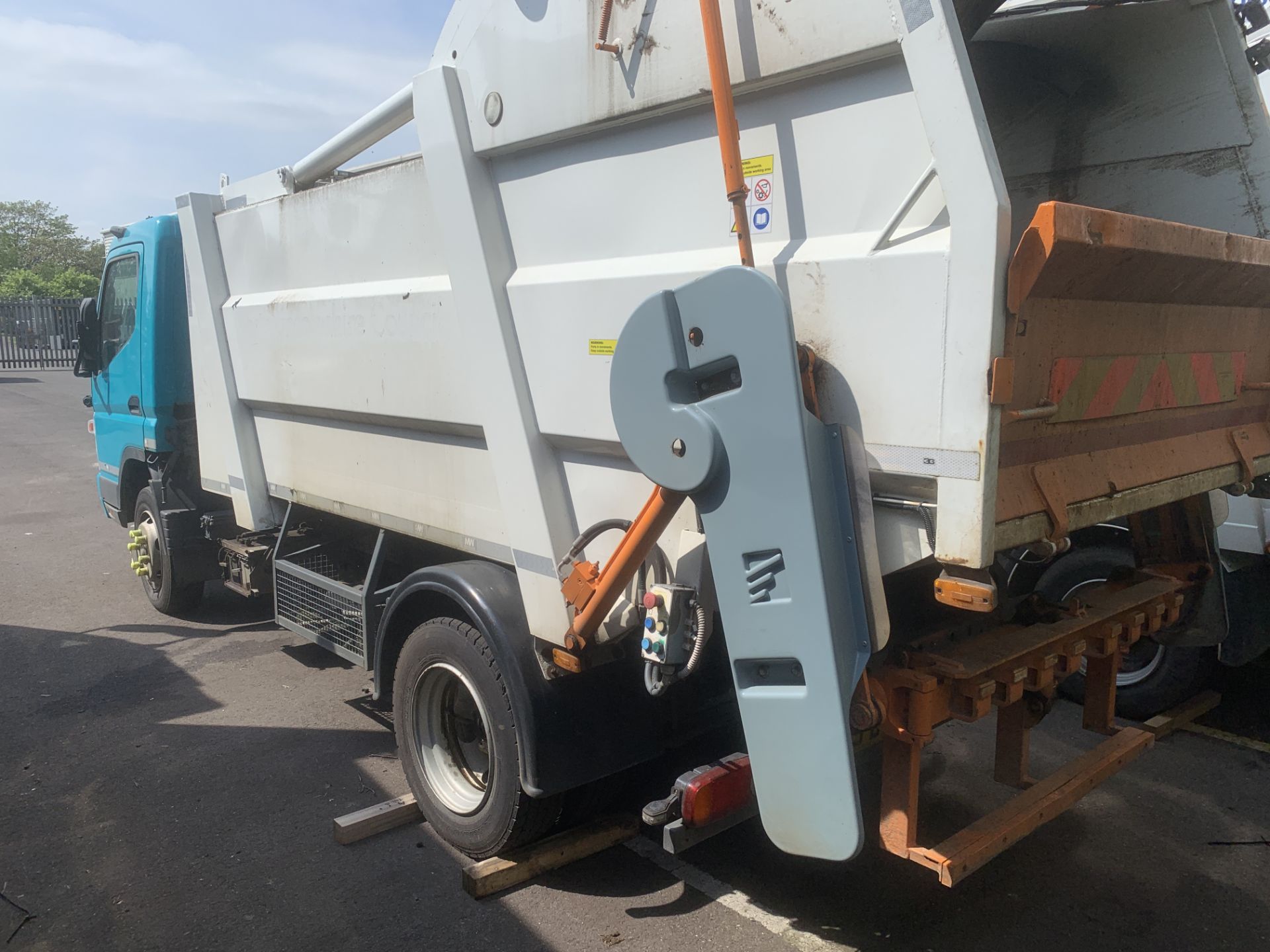 2009 WHITE MITSUBISHI FUSO CANTER REFUSE COLLECTION VEHICLE - Image 6 of 12