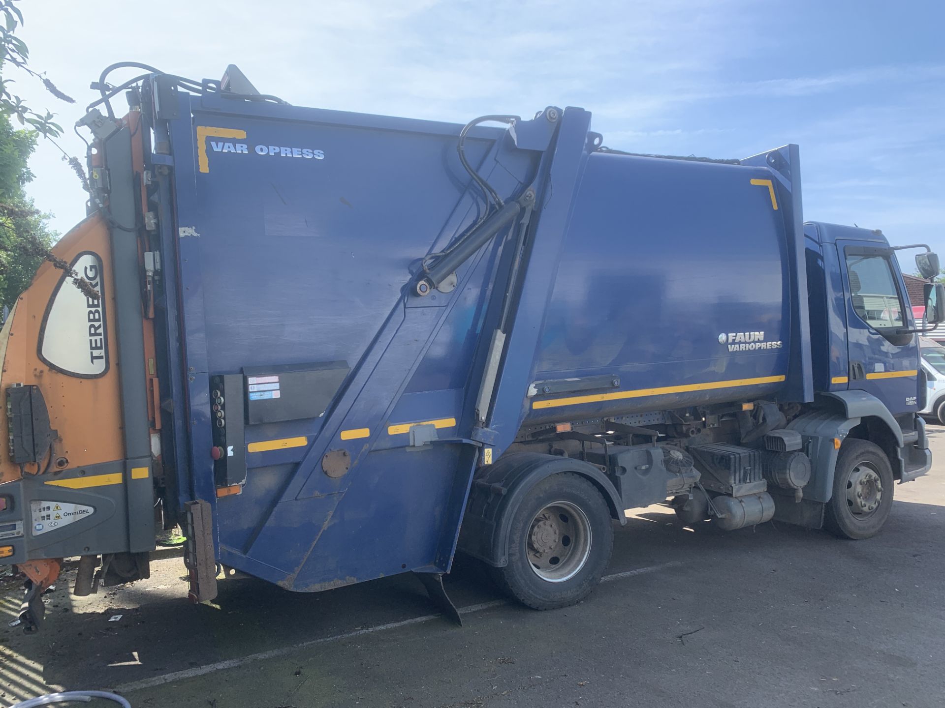 2013 BLUE DAF TRUCKS LF REFUSE COLLECTION VEHICLE - Image 5 of 12