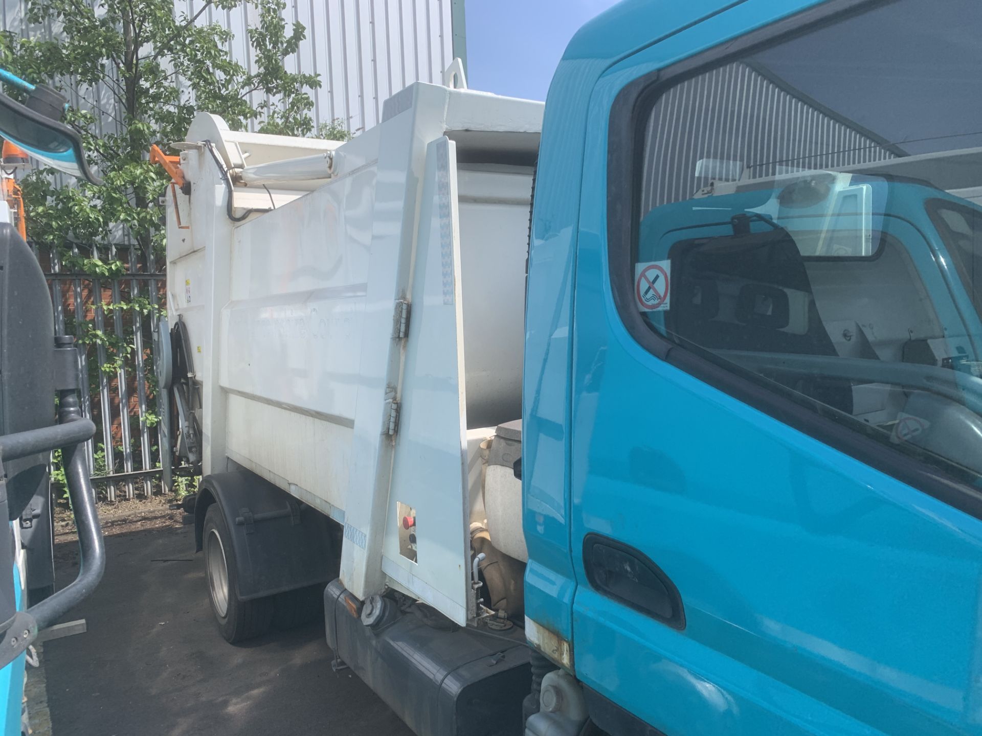 2009 WHITE MITSUBISHI FUSO CANTER REFUSE COLLECTION VEHICLE - Image 10 of 12