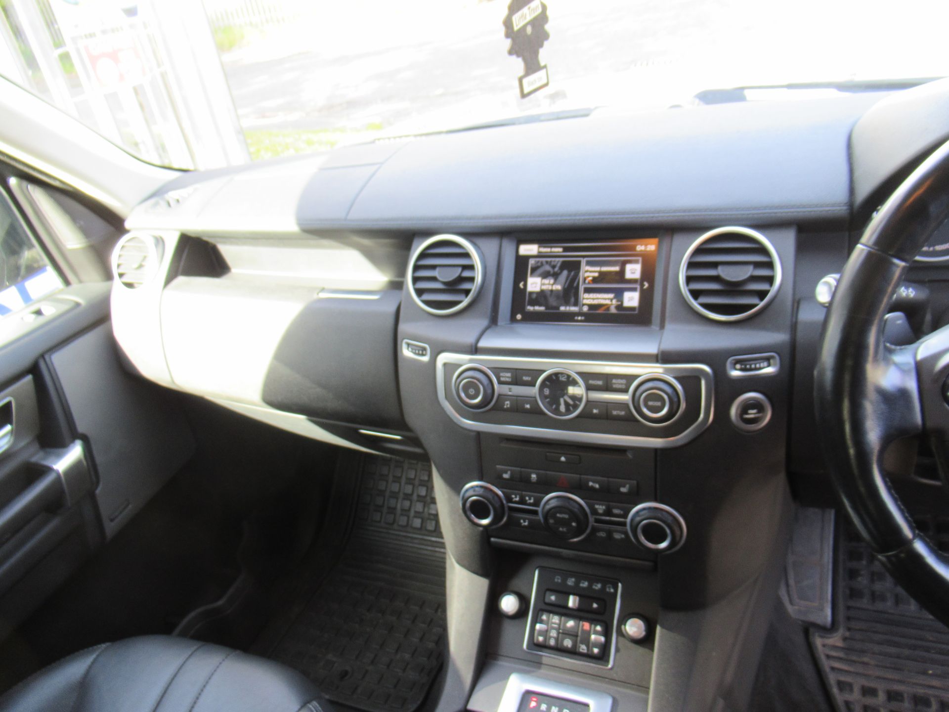 2015 GREY LAND ROVER DISCOVERY SE SDV6 AUTO - Image 28 of 32