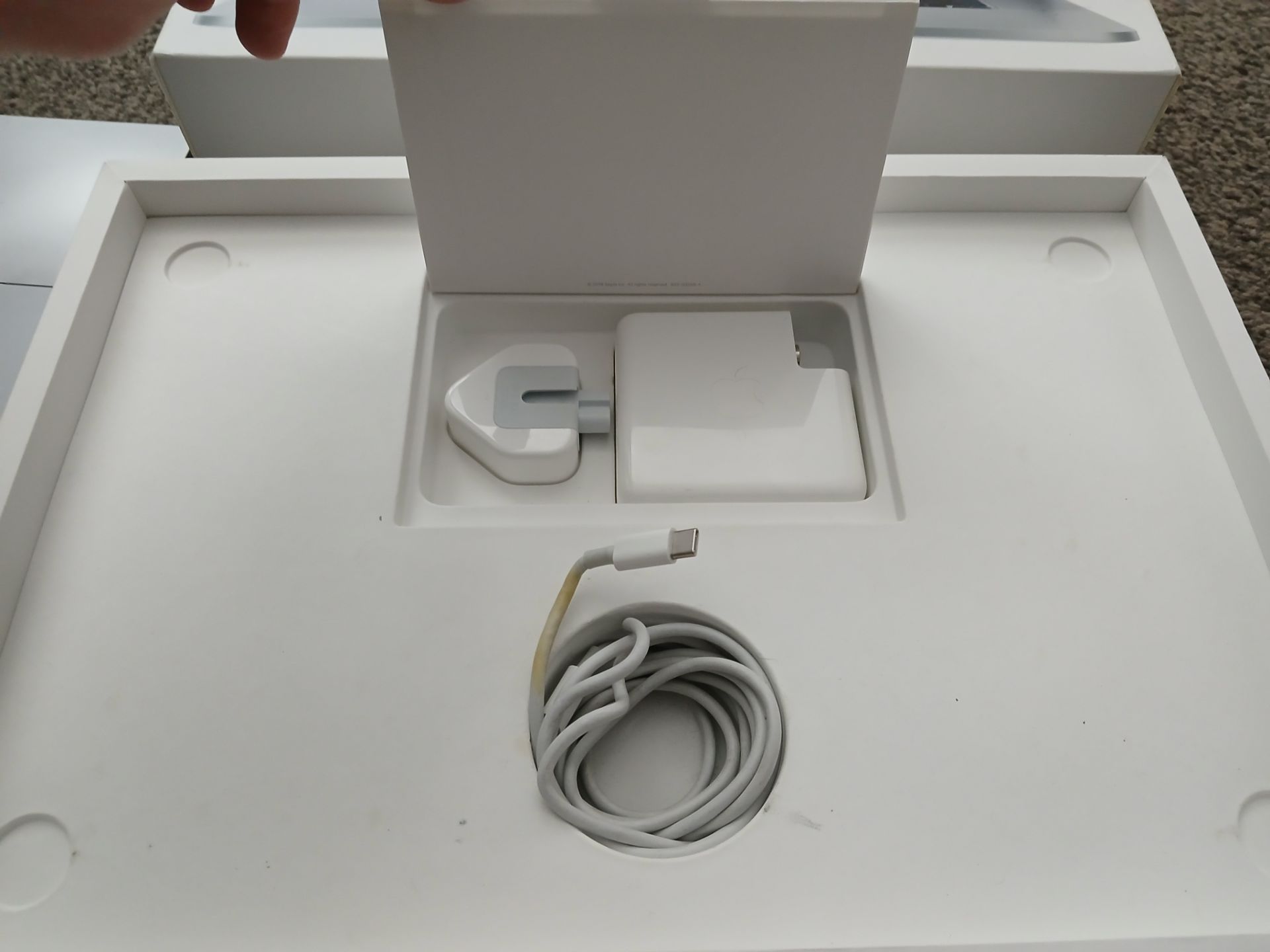 Apple MacBook Pro (16”, 2019) with charger, Serial Number C02DD108MD6M (Please refer to the pictures - Bild 4 aus 6