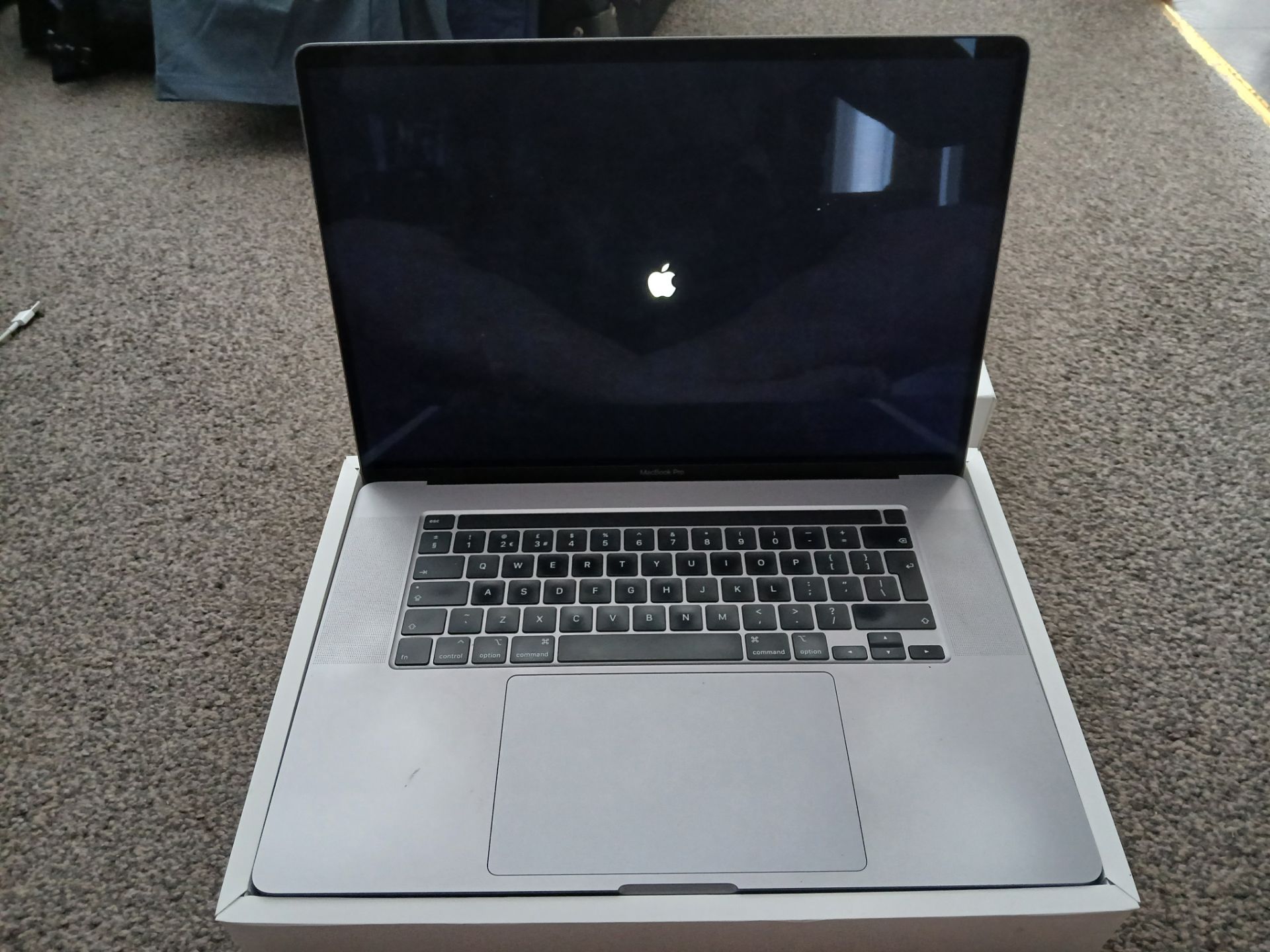 Apple MacBook Pro (16”, 2019) with charger, Serial Number C02DD108MD6M (Please refer to the pictures - Bild 3 aus 6