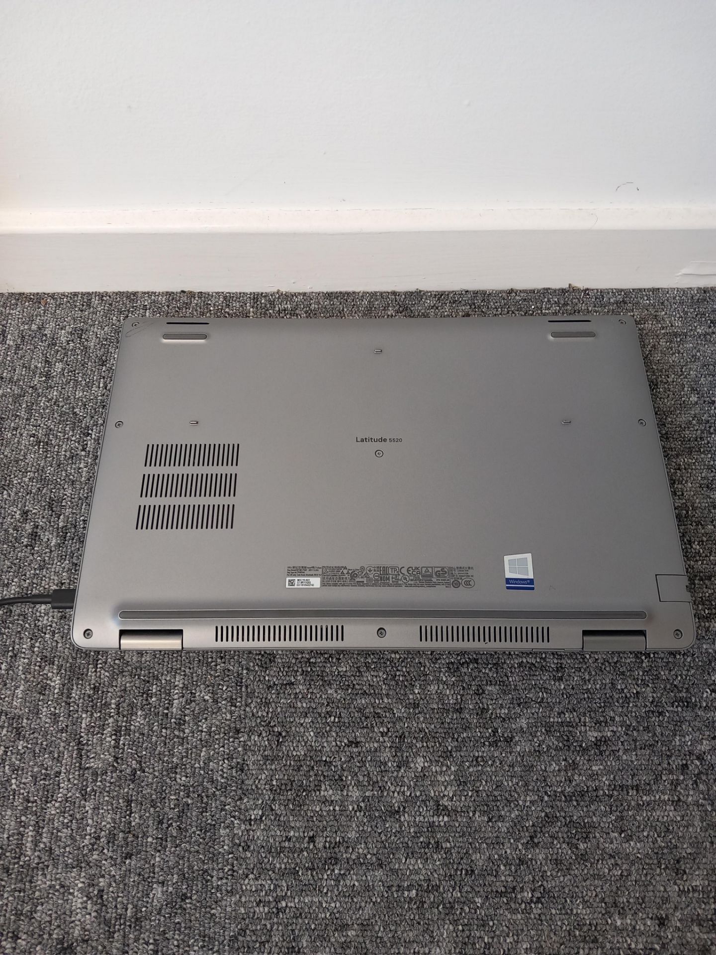 Dell Latitude 5520 Laptop no Charger (Located in Stockport) - Bild 4 aus 6