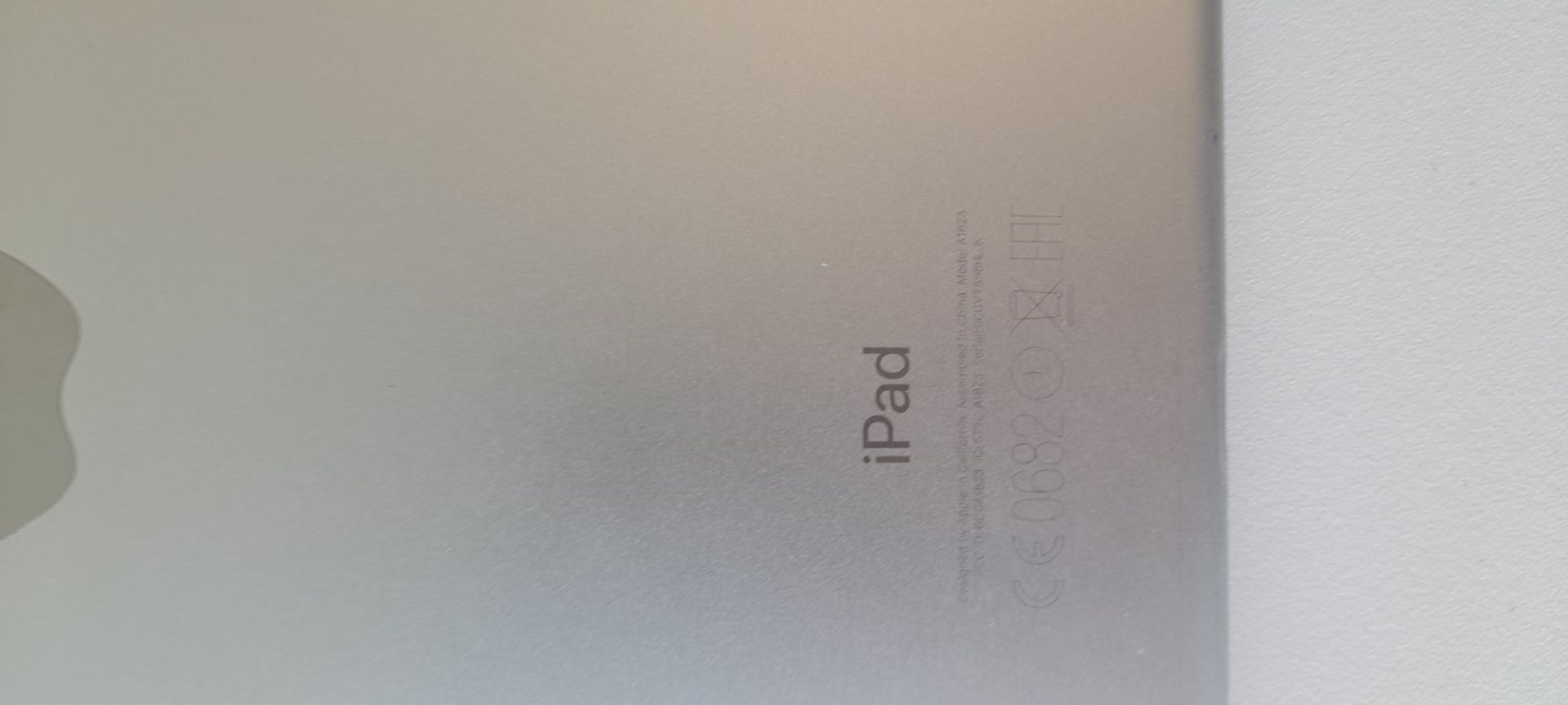 1x Apple iPad 5th Generation Wi-Fi, Model A1823. S/N GCGVT898HLJK & 1x Apple iPad 4th Generation - Image 4 of 10